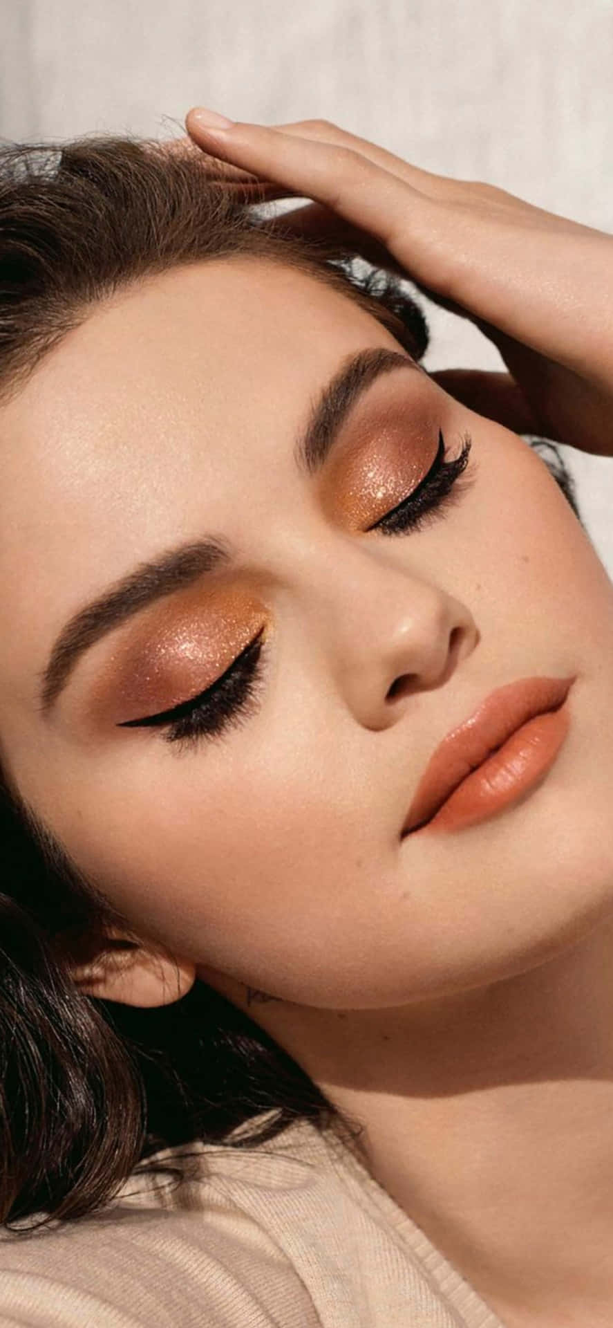 Selena Gomez Rocks A Fashionable Look With Her New Apple Iphone