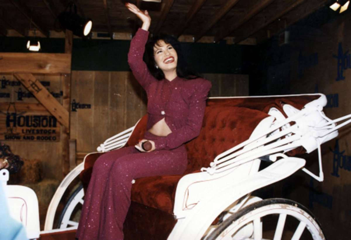 Selena Quintanilla On A Carriage Background