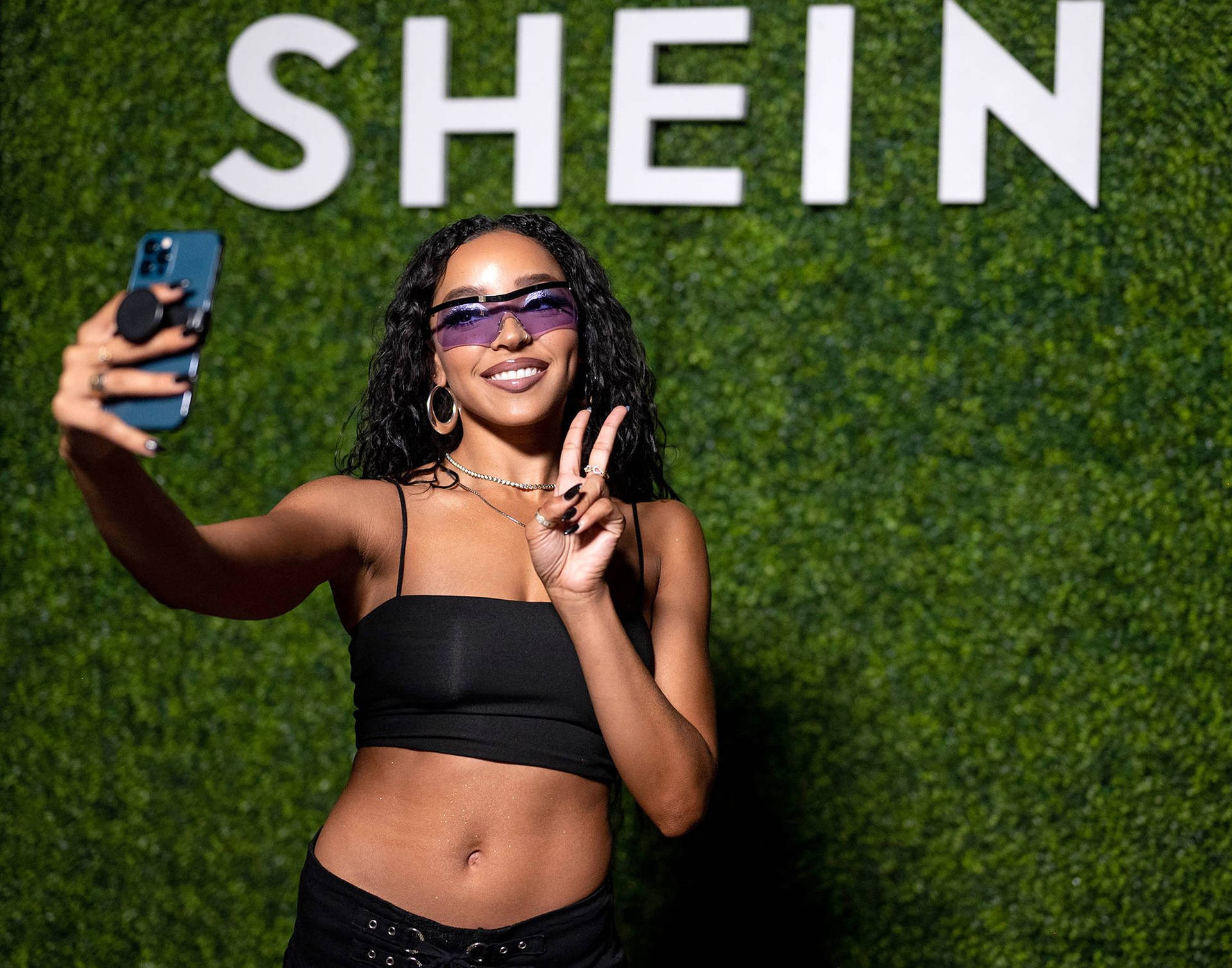 Selfie With Shein Sign Background