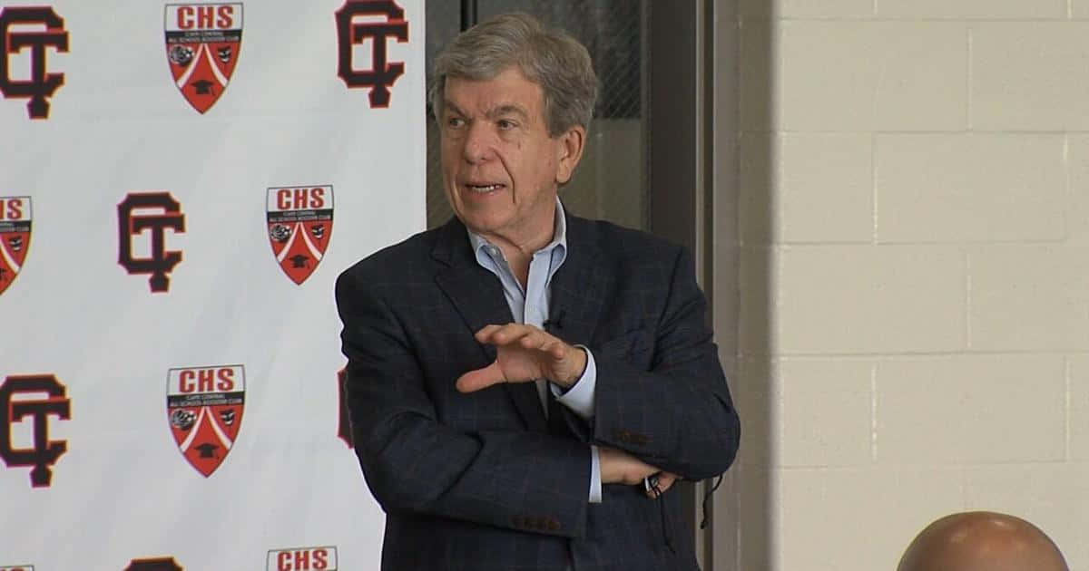 Senator Roy Blunt Speaking At A School Event Background