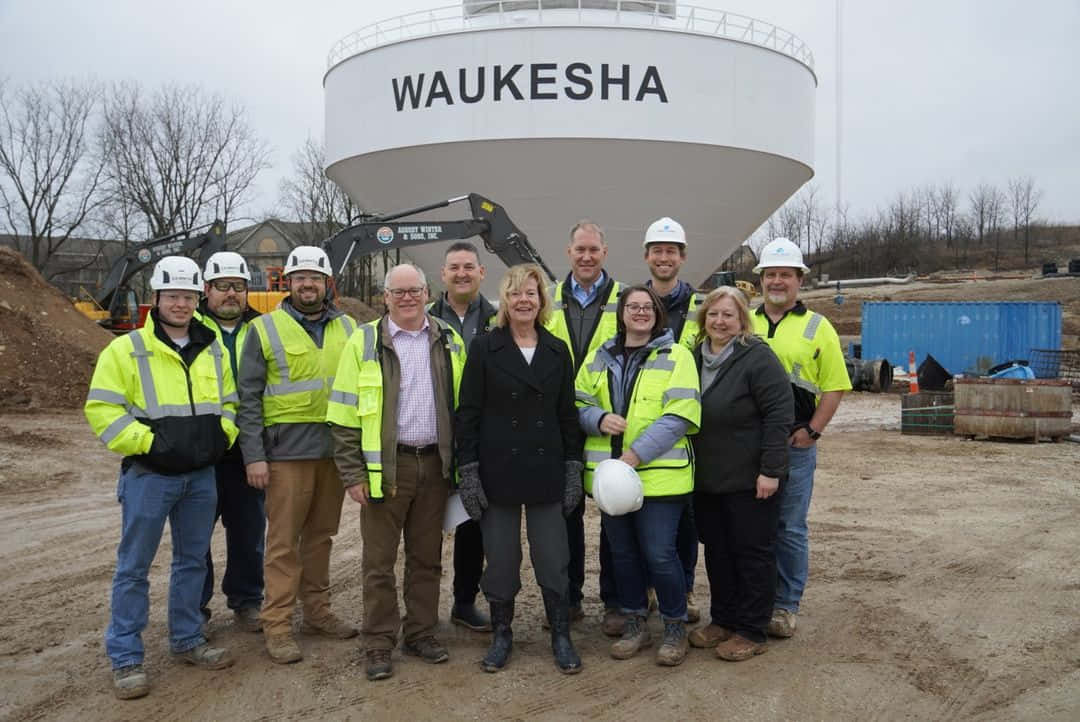 Senator Tammy Baldwin Interacting With Workers Background