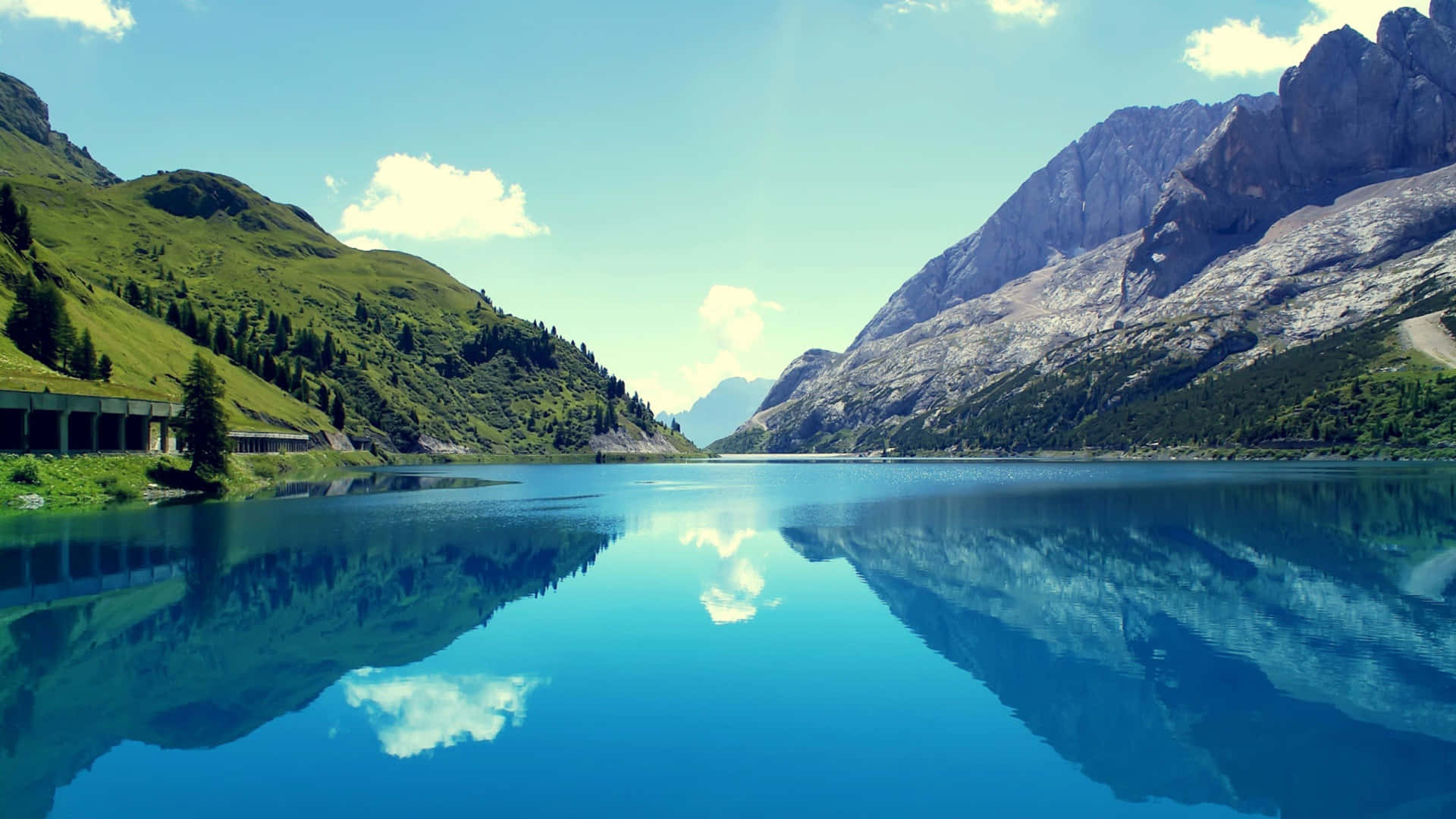 Serene And Pristine Water Of Mountain Lake Background