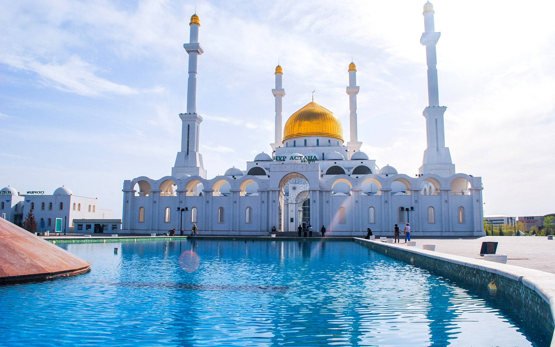 Serene Beauty Of The Nur-astana Mosque Background