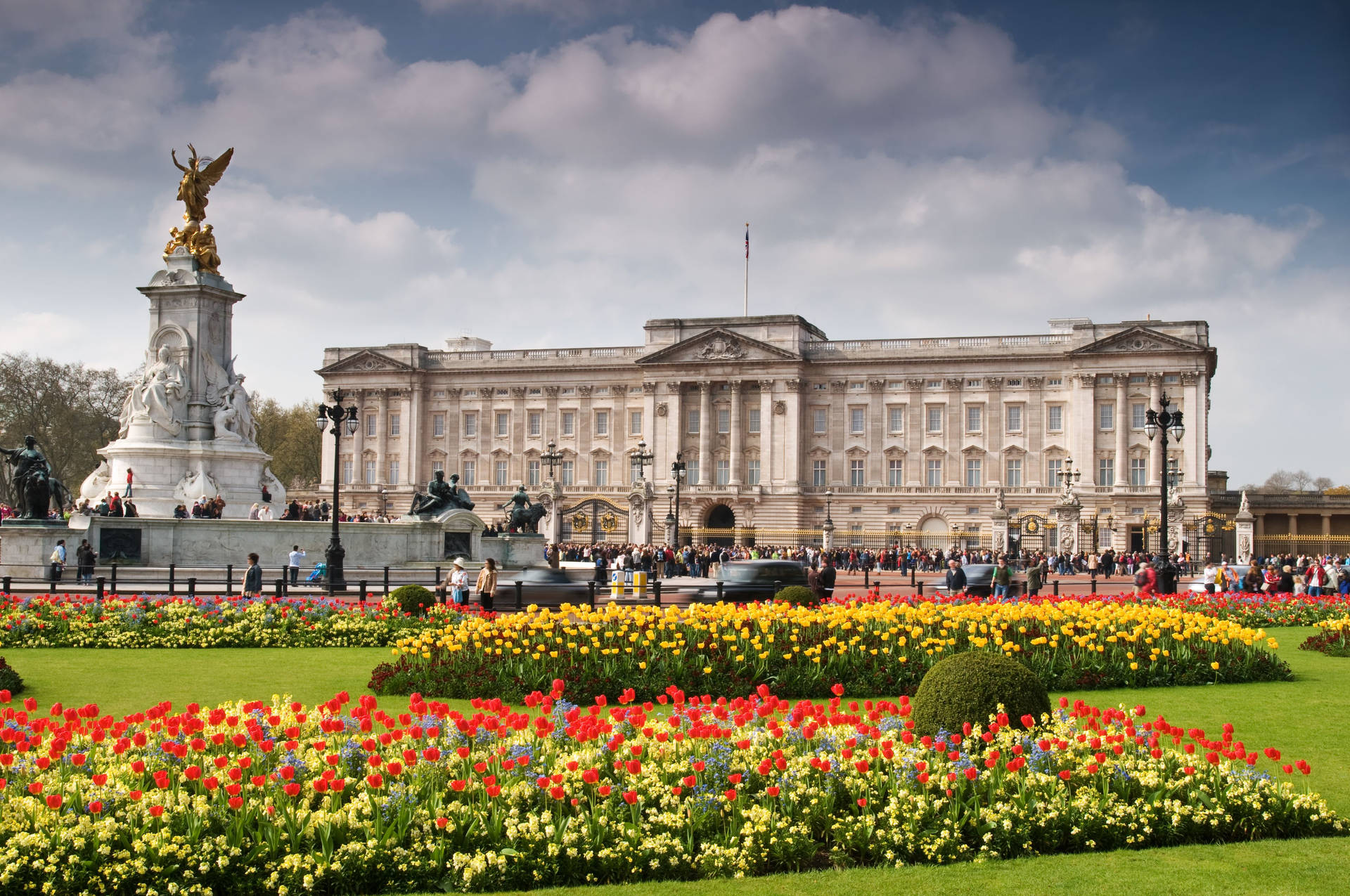 Serene View Of Buckingham Palace With A Blooming Garden.