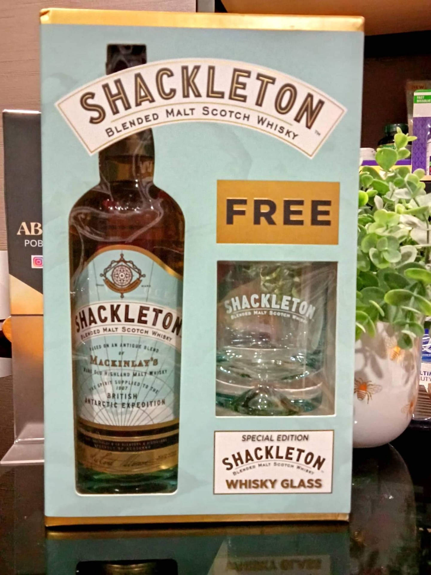 Shackleton Whisky Special Edition Box Background