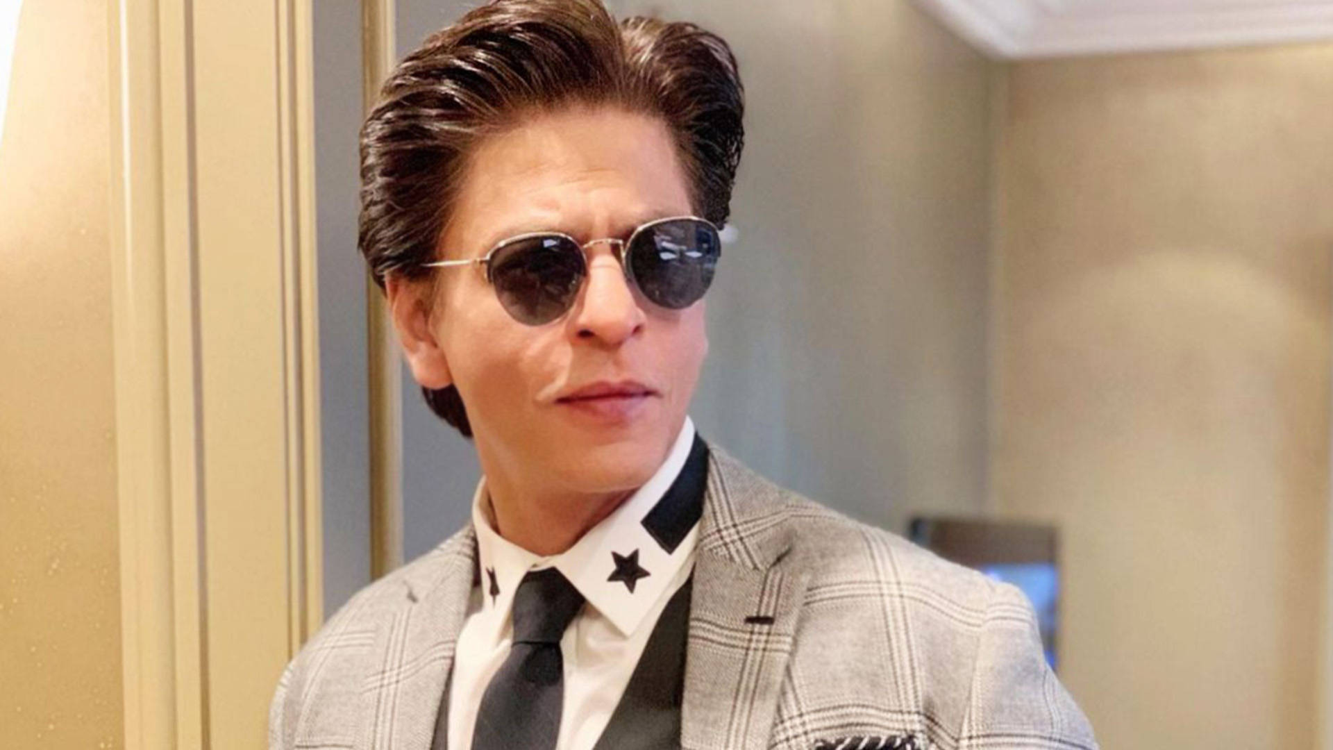 Shah Rukh Khan Plaid Suit Background