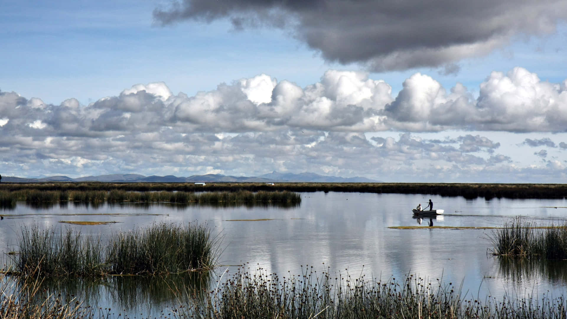 Shallow Waters Off The Shore Of Lake Titicaca Background