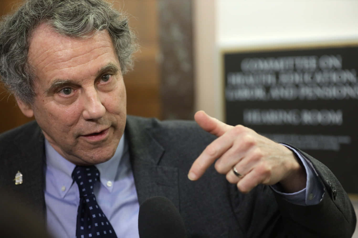 Sherrod Brown Displaying His Wedding Ring Background