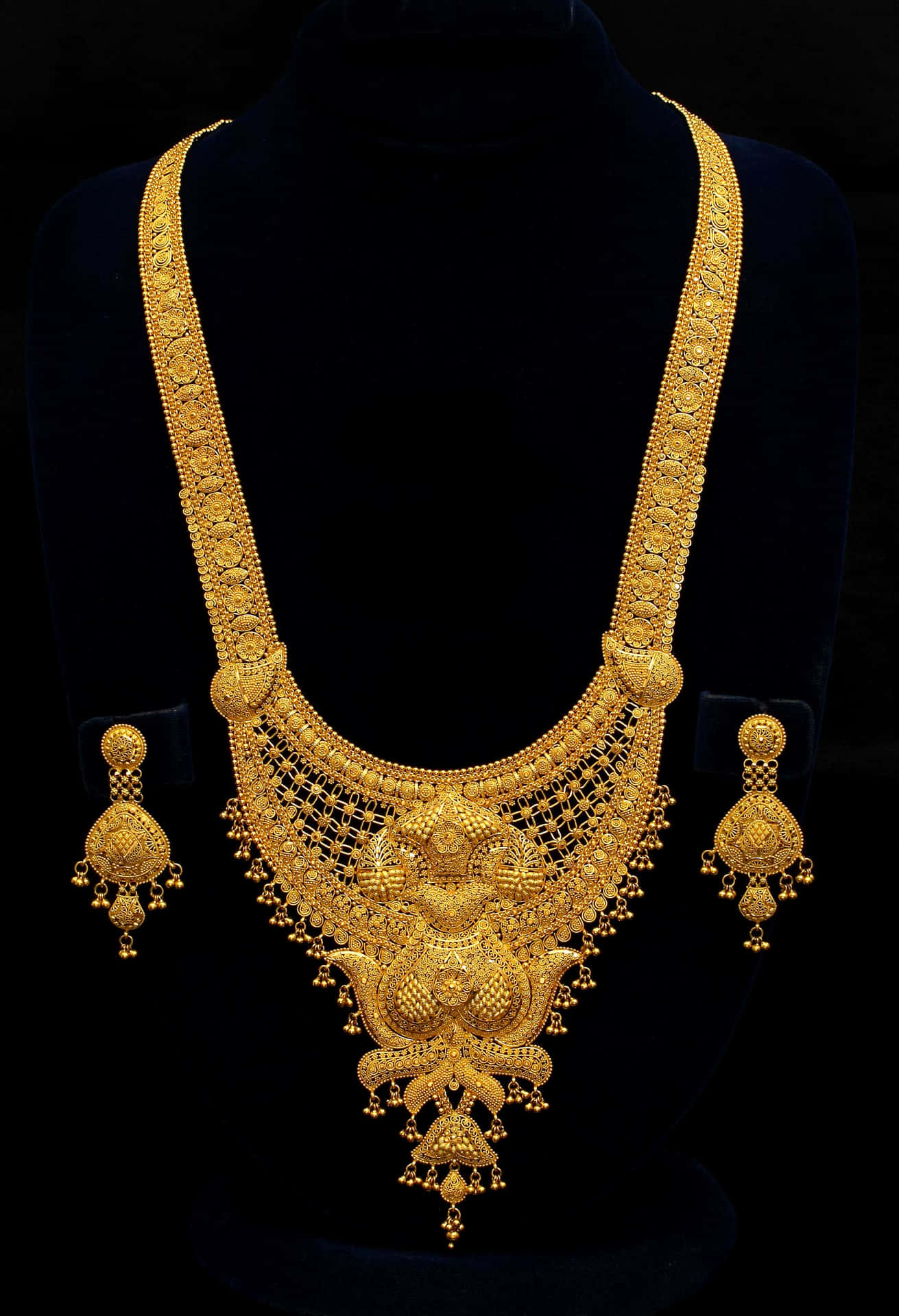 Shine Bright With A Gold Chain Background
