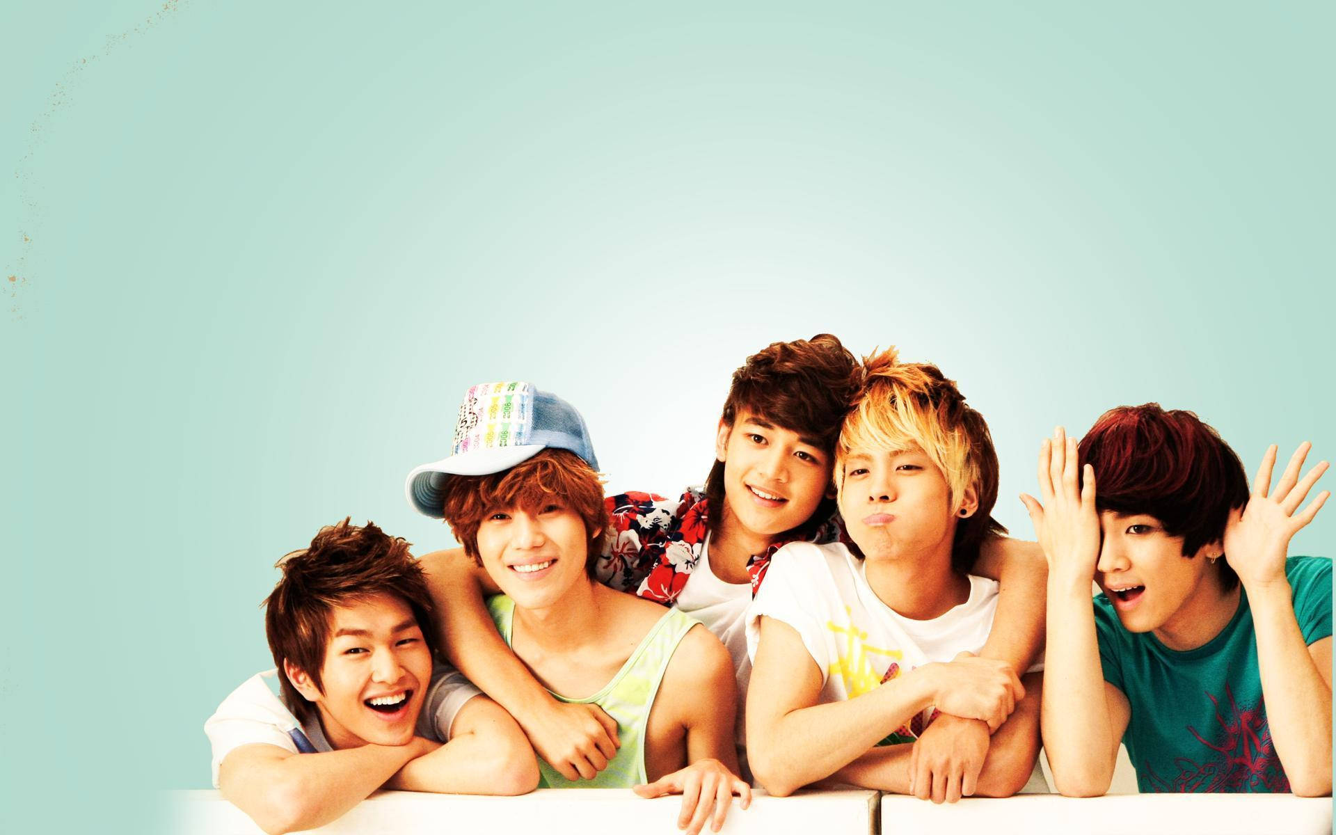 Shinee Casual Group Photo Background