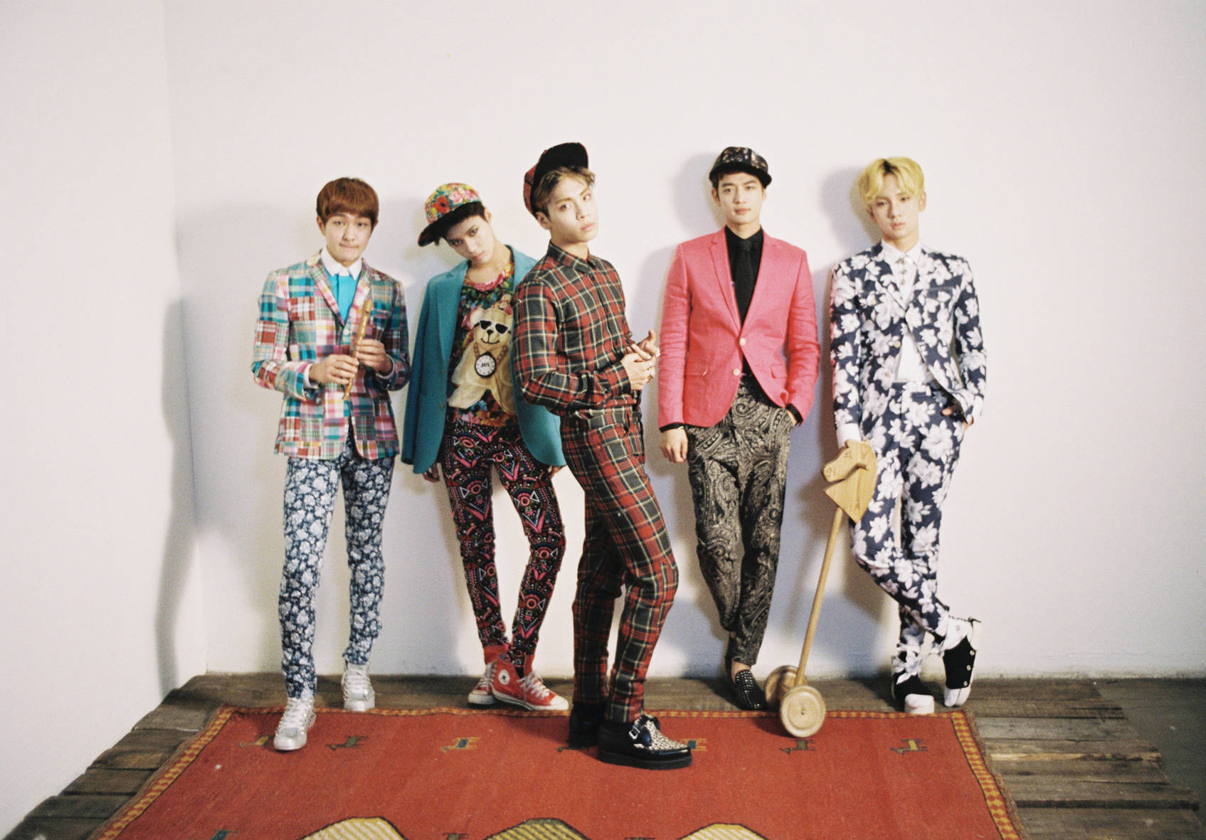 Shinee Quirky Clothes Background