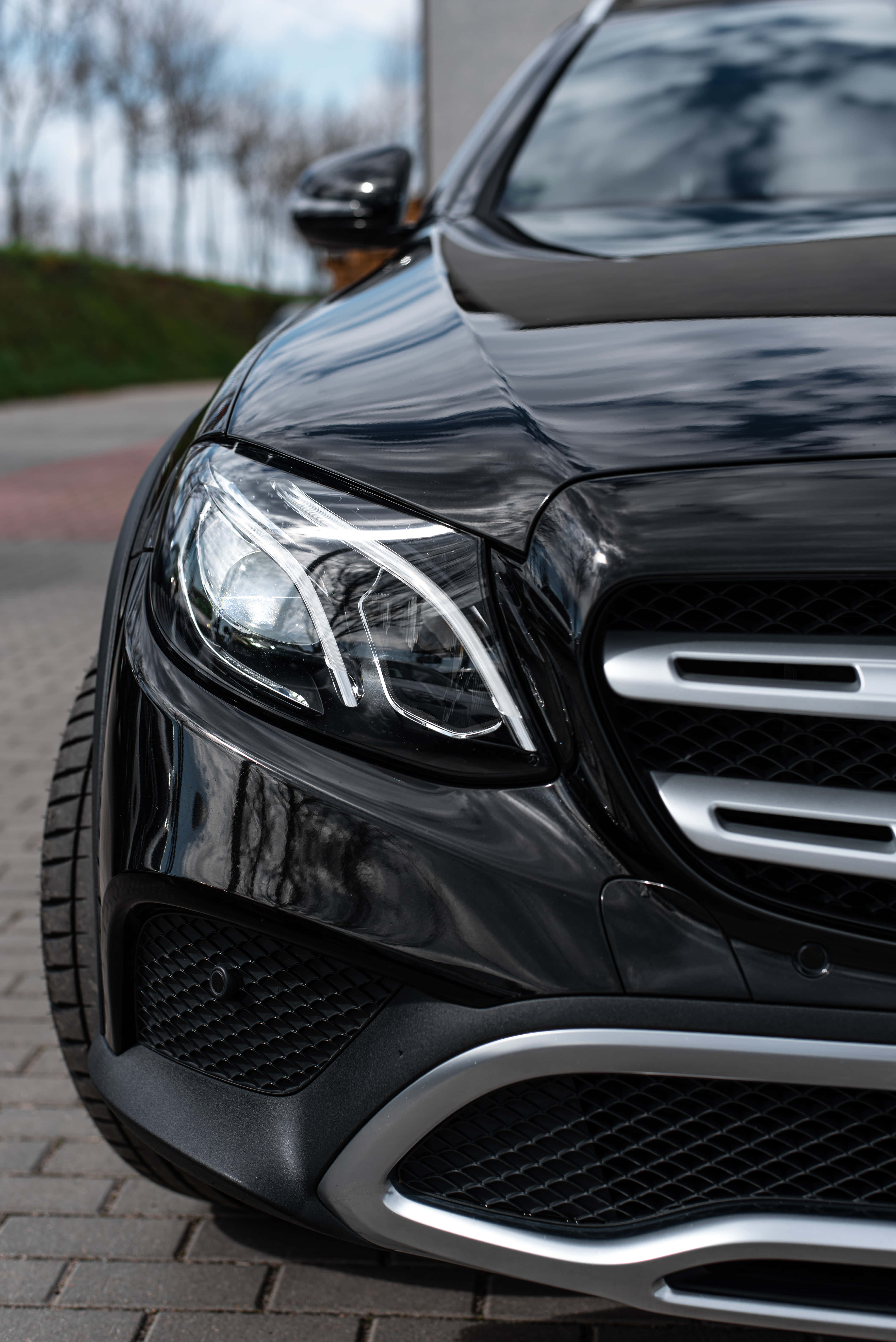 Shiny Black Mercedes Benz Clase E Background