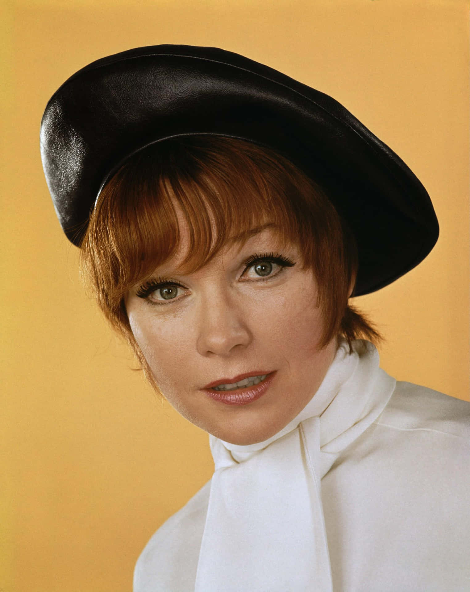 Shirley Maclaine Pretty Actress Photo Background