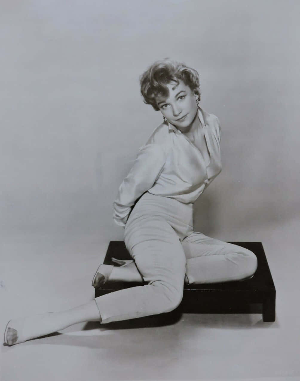 Shirley Maclaine Young Actress Photo Background