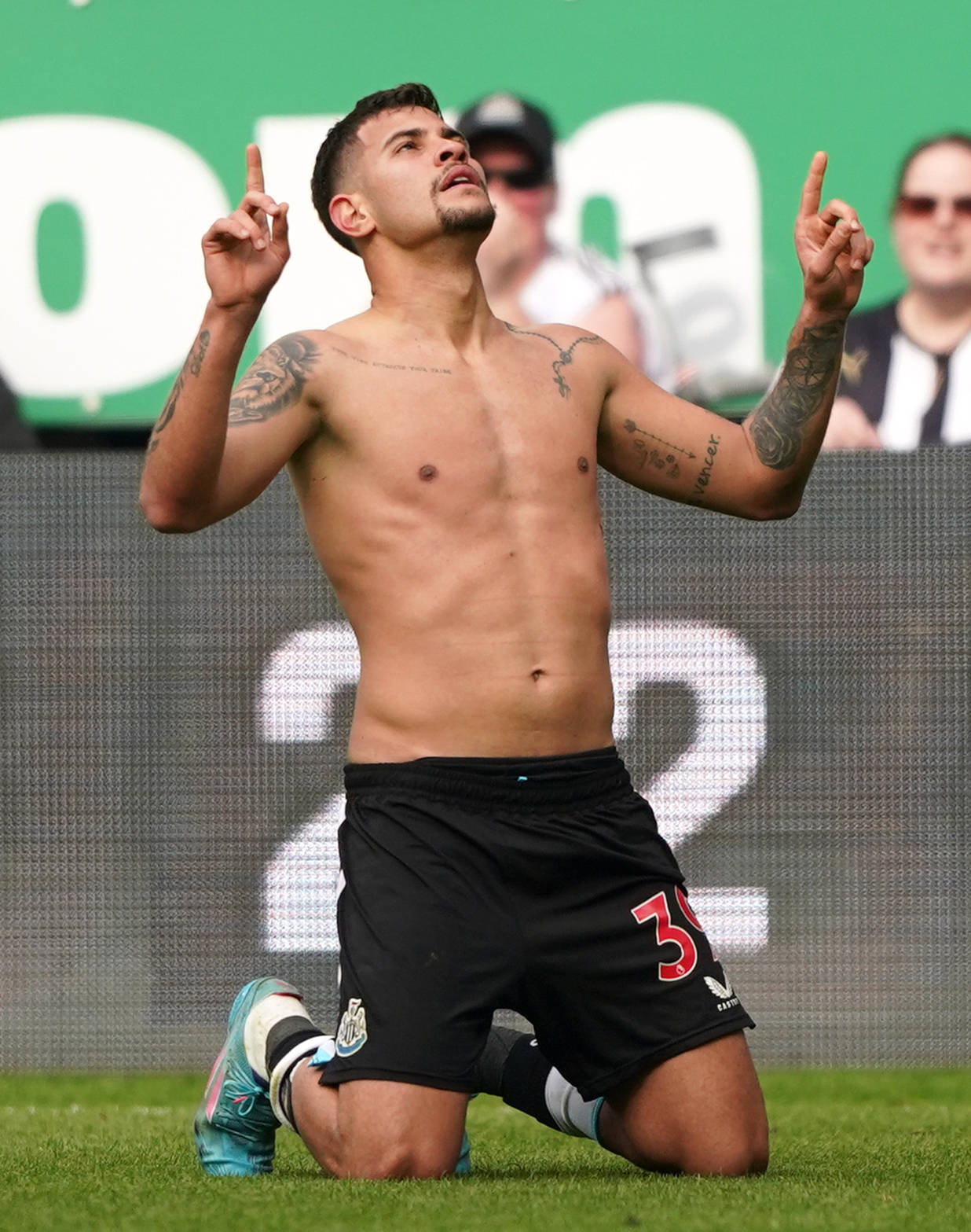 Shirtless Bruno Guimarães Background