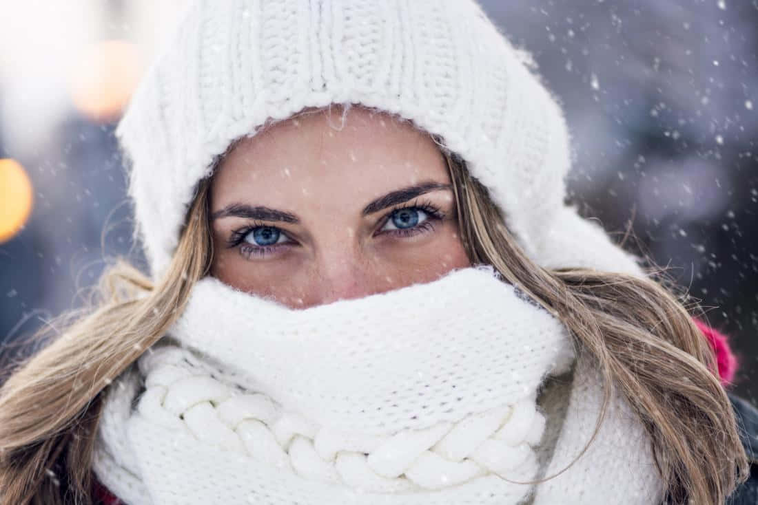 Shivering Pretty Girl [wallpaper] Background