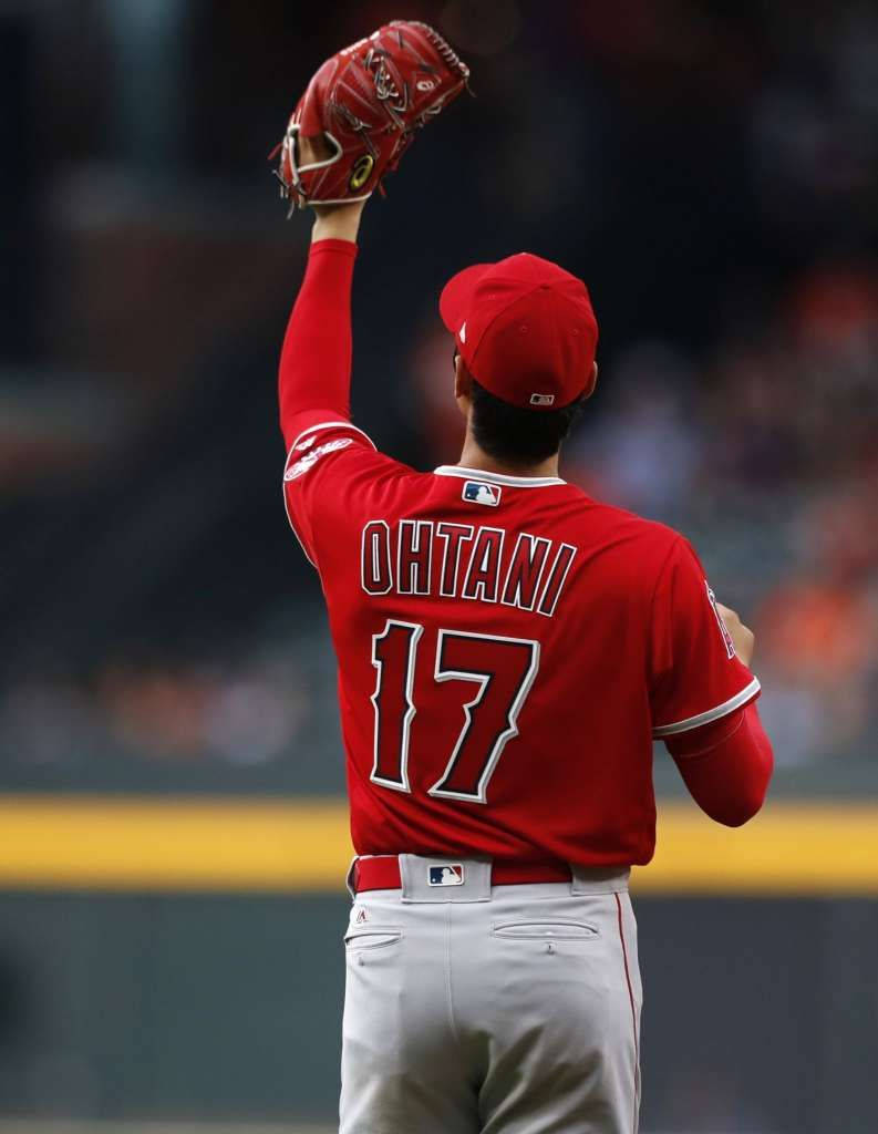 Shohei Ohtani Catching The Ball Background