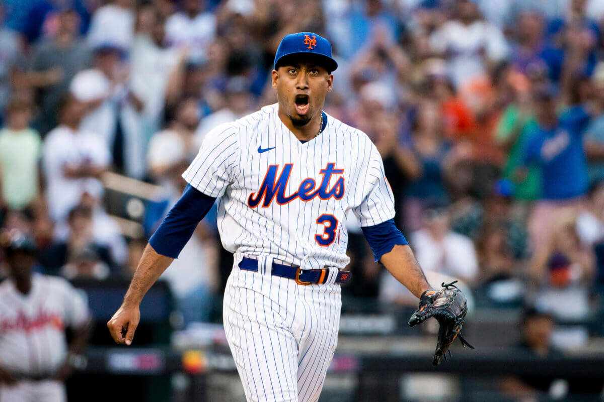 Shouting Edwin Diaz With Crowd Background