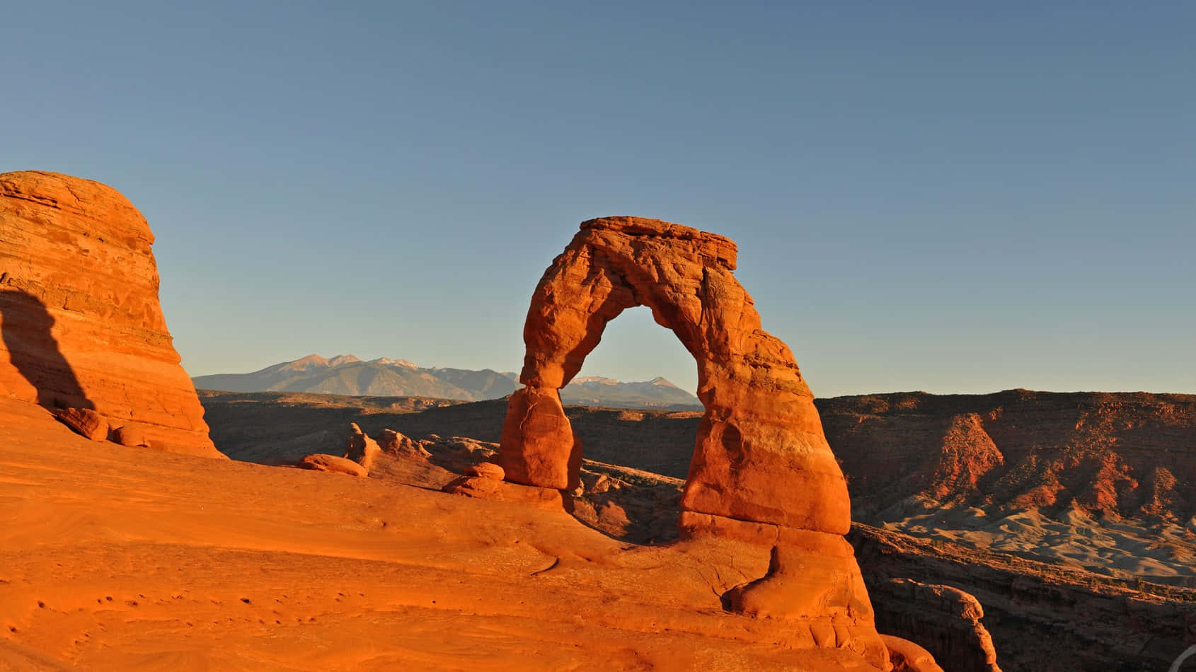 Showcasing Delicate Arch Background