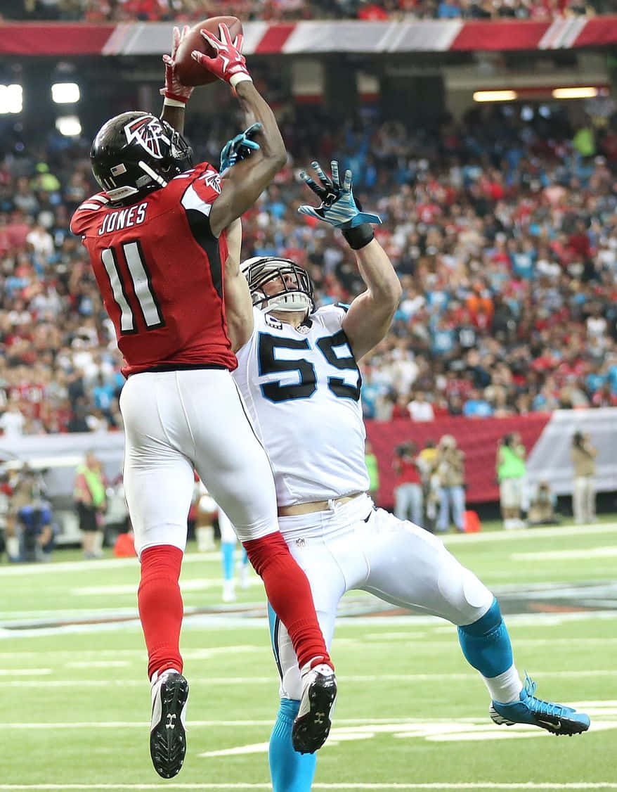 Showcasing Prowess With The Ball, Atlanta Falcons Wide Receiver Julio Jones Background