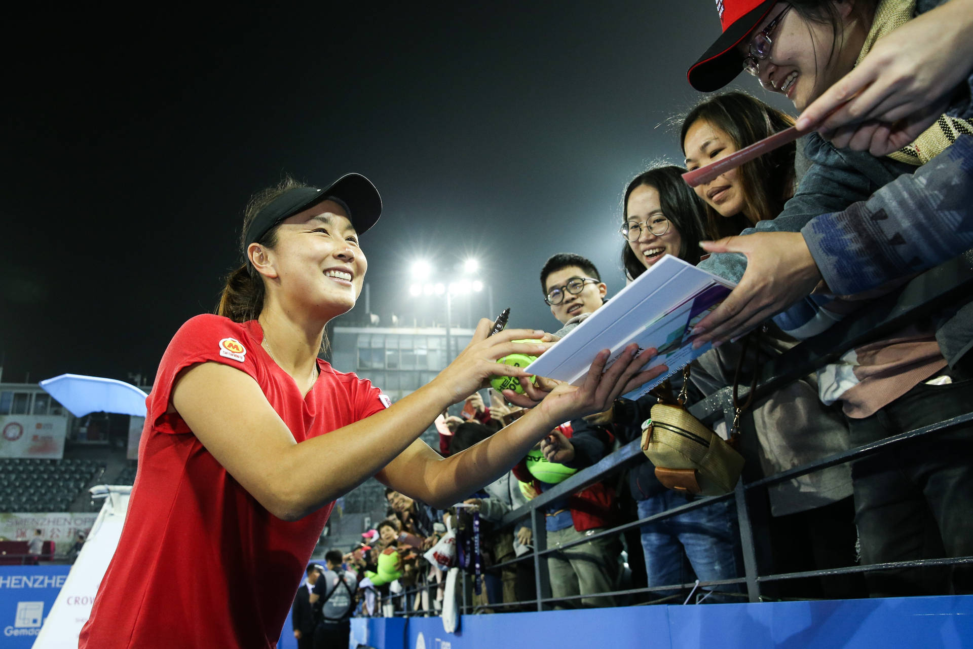 Shuai Peng Interacting With Fans Background