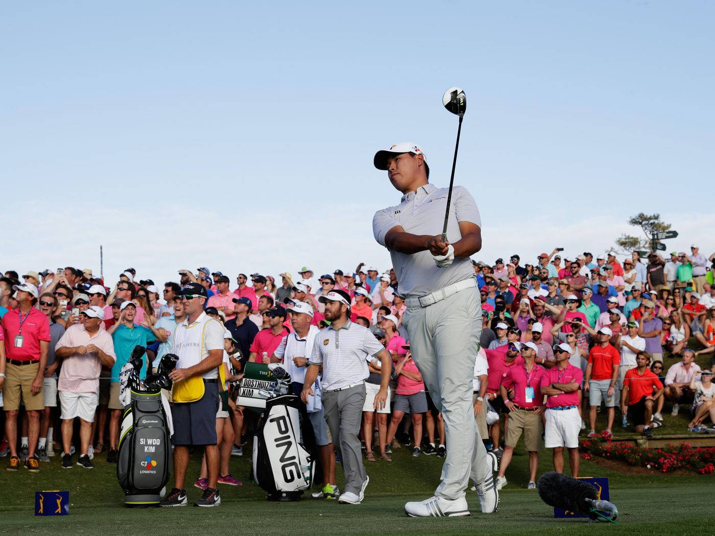 Si Woo Kim And Spectators Background