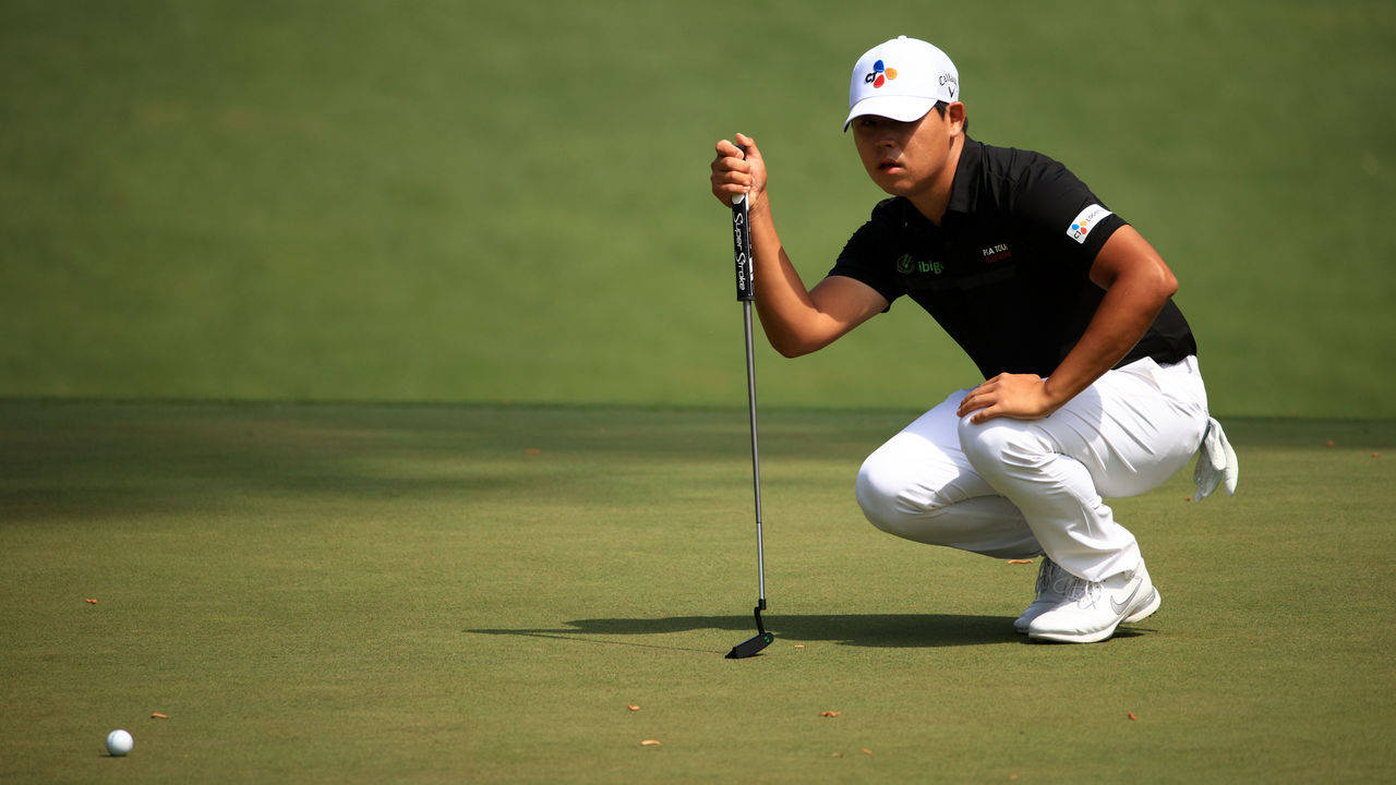 Si Woo Kim Checking The Grass Background