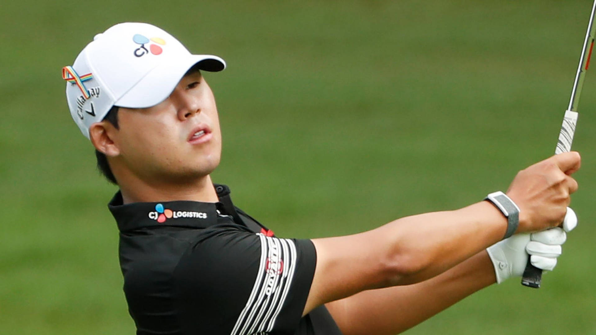 Si Woo Kim Engrossed Expression Background