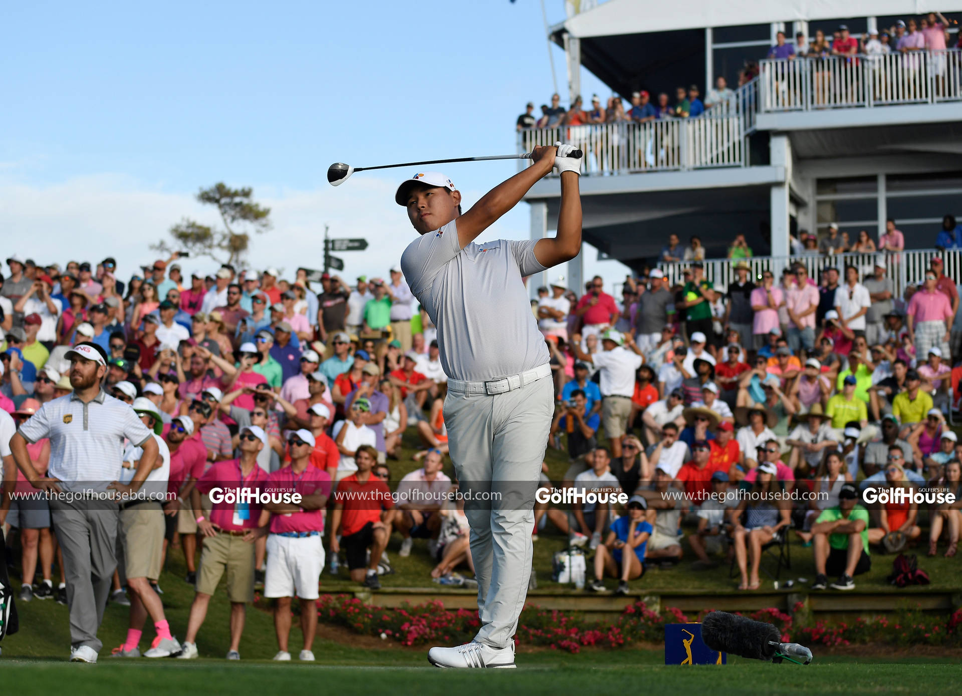 Si Woo Kim Excellent Golf Stance Background