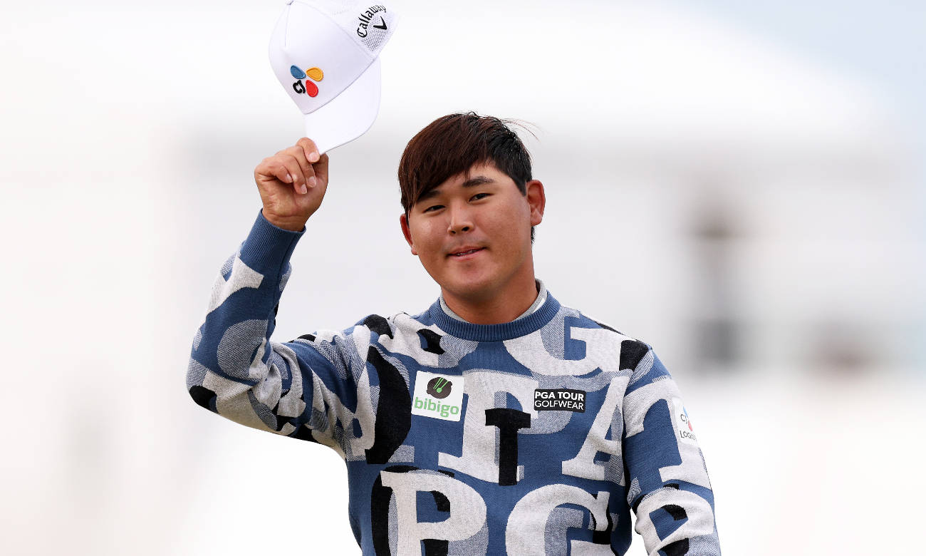 Si Woo Kim Fixing His Cap Background