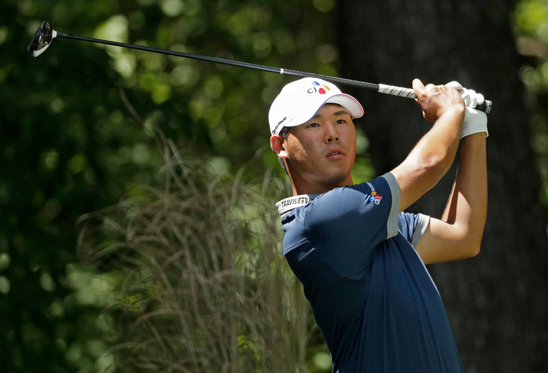 Si Woo Kim Focused Playing Background