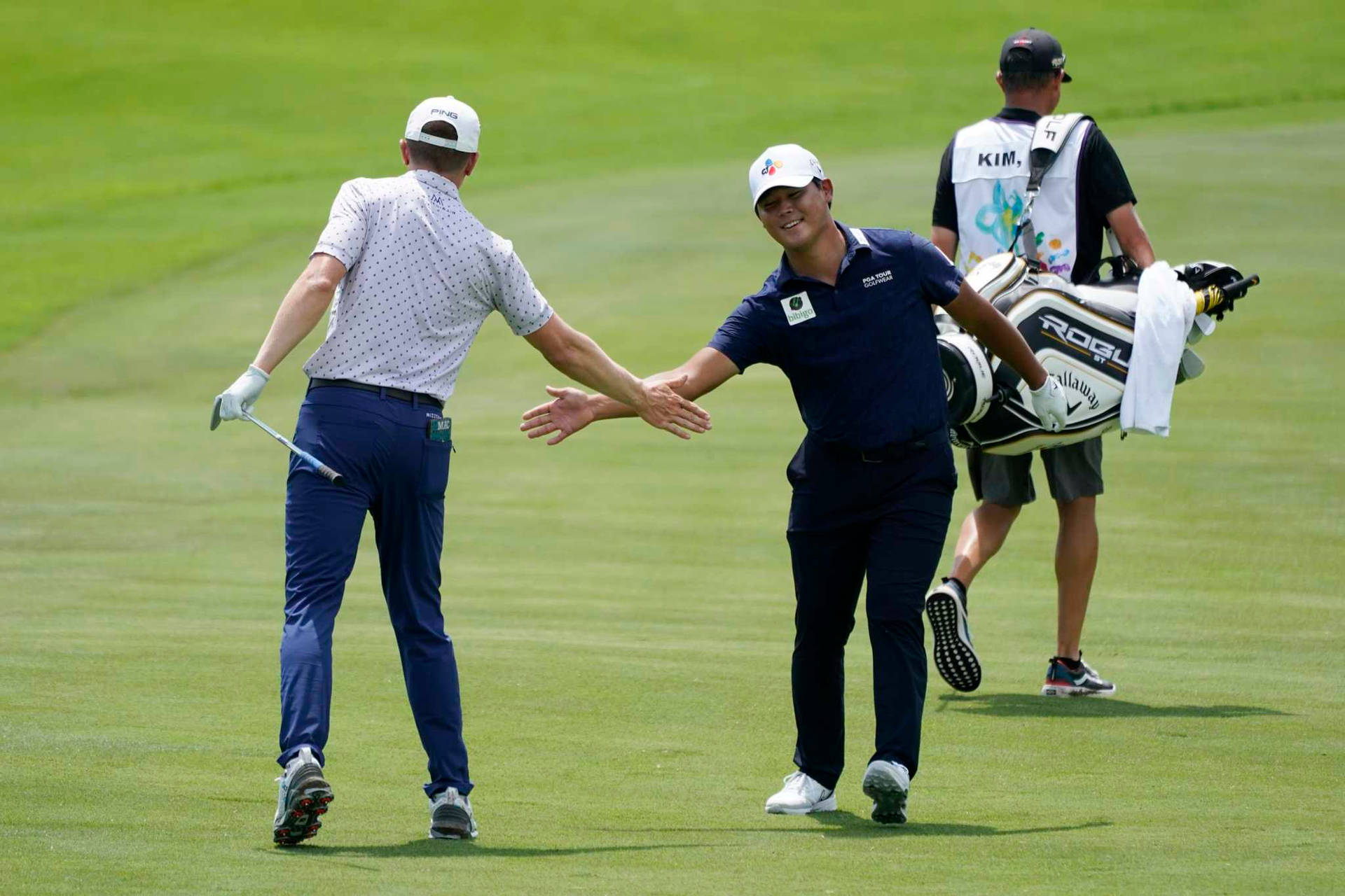 Si Woo Kim High-five With Golfer Background