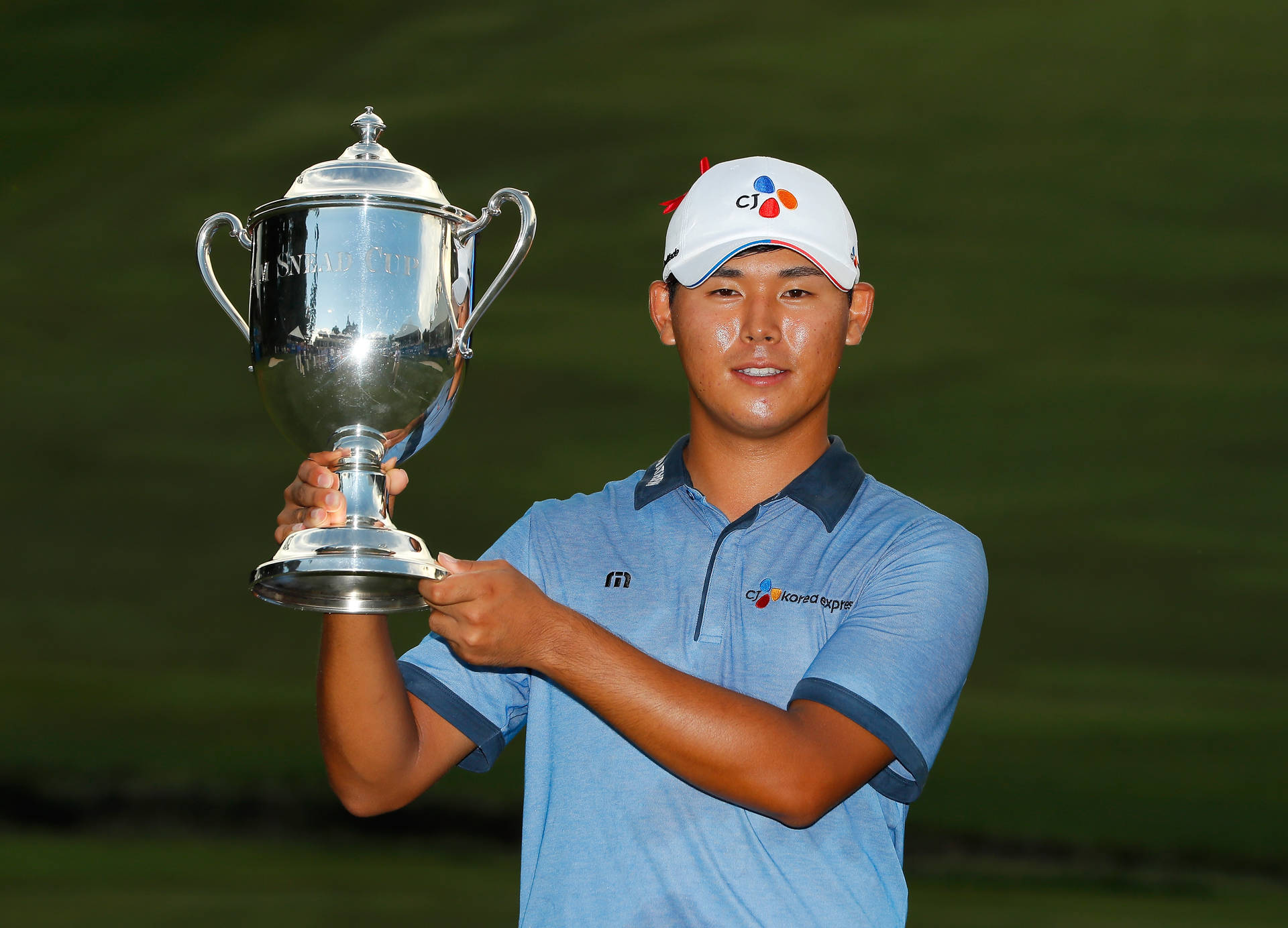 Si Woo Kim Holding Silver Trophy Background