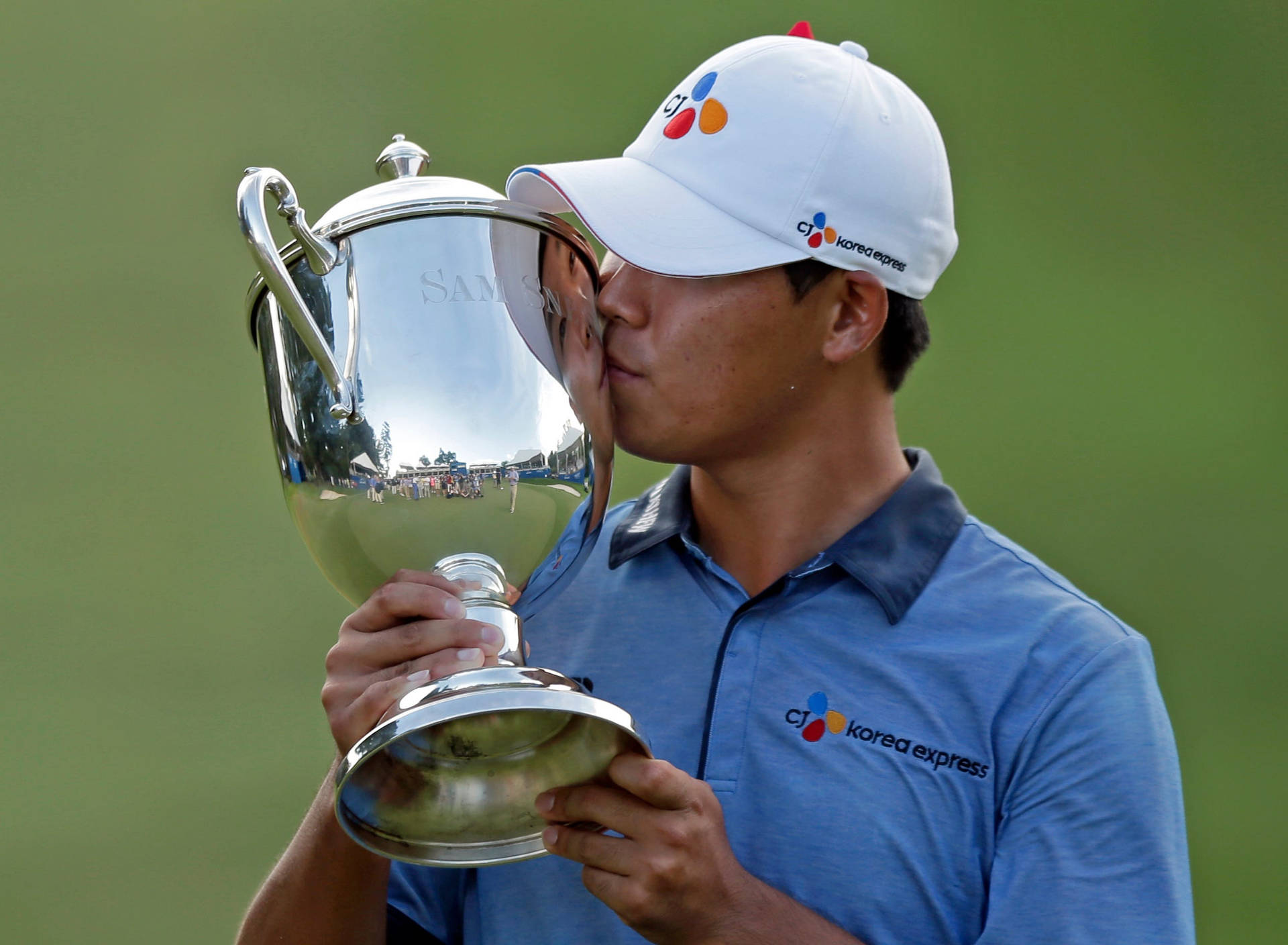 Si Woo Kim Kissing His Trophy Background