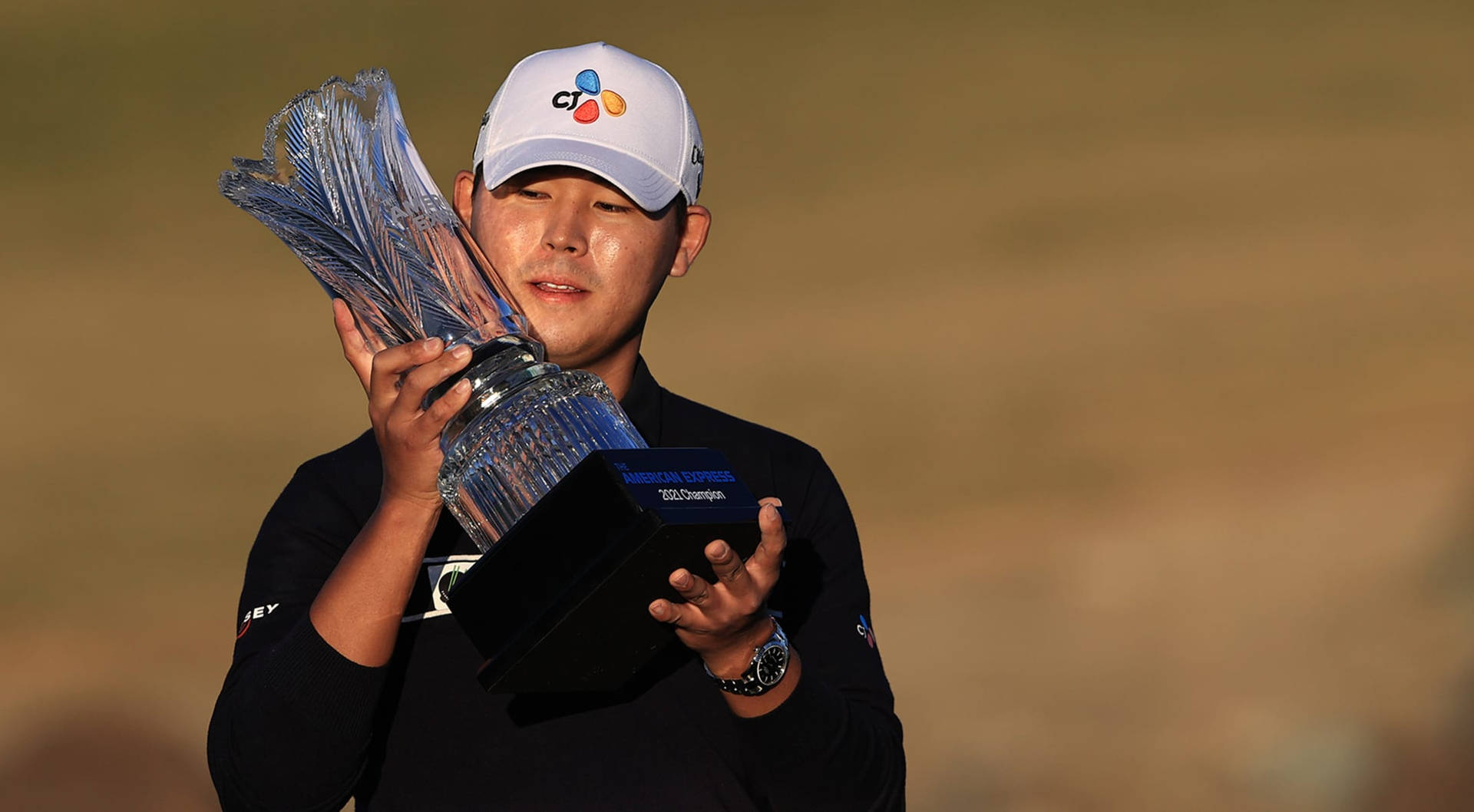 Si Woo Kim Looking At Trophy Background