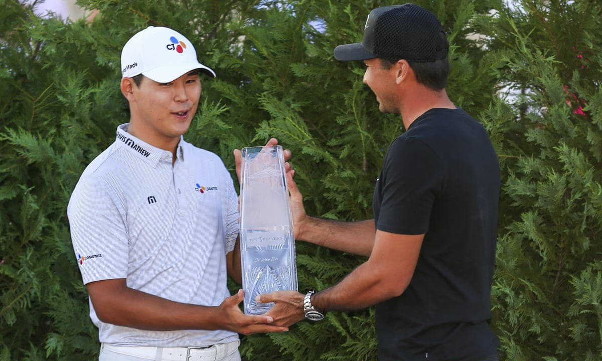 Si Woo Kim Receiving Trophy Background