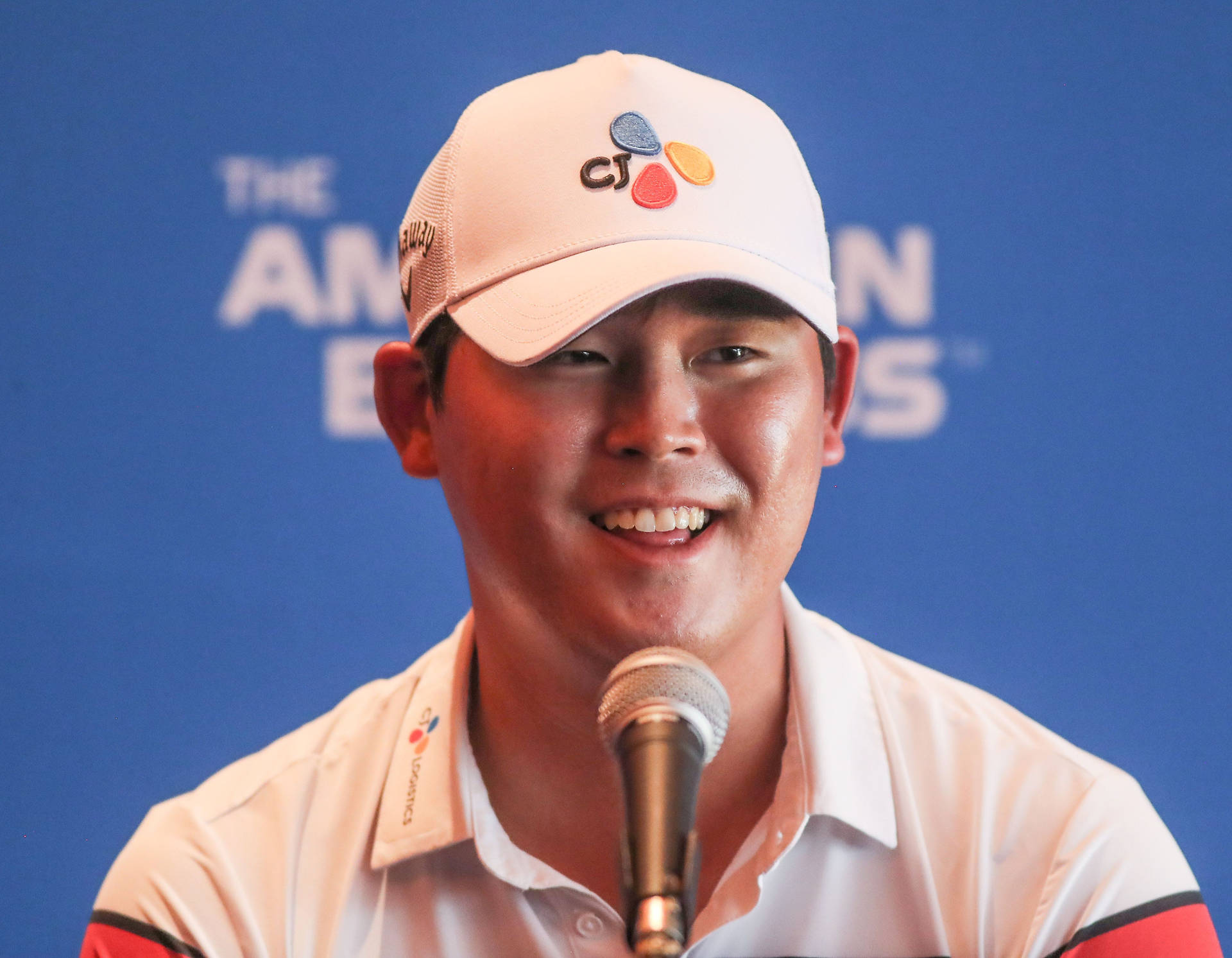 Si Woo Kim Smiling During Interview Background