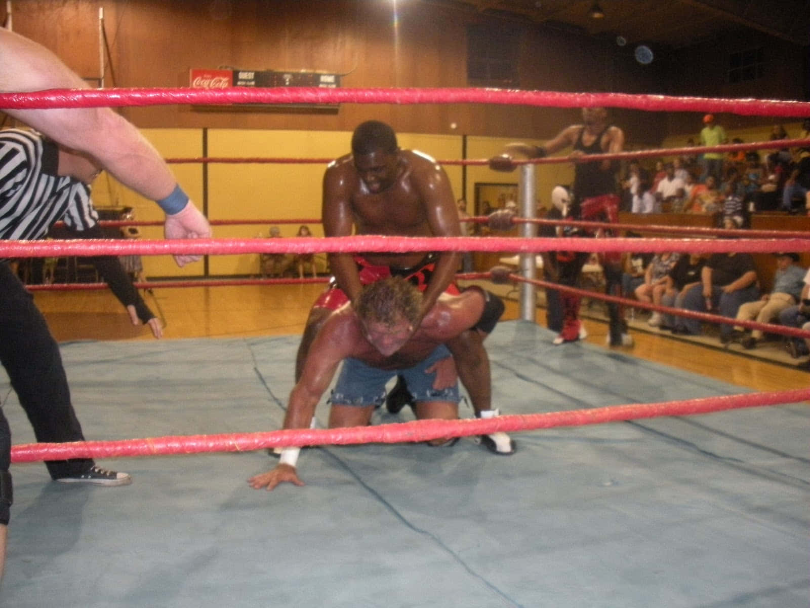 Sid Vicious Fighting In The Ring With Opponent Background