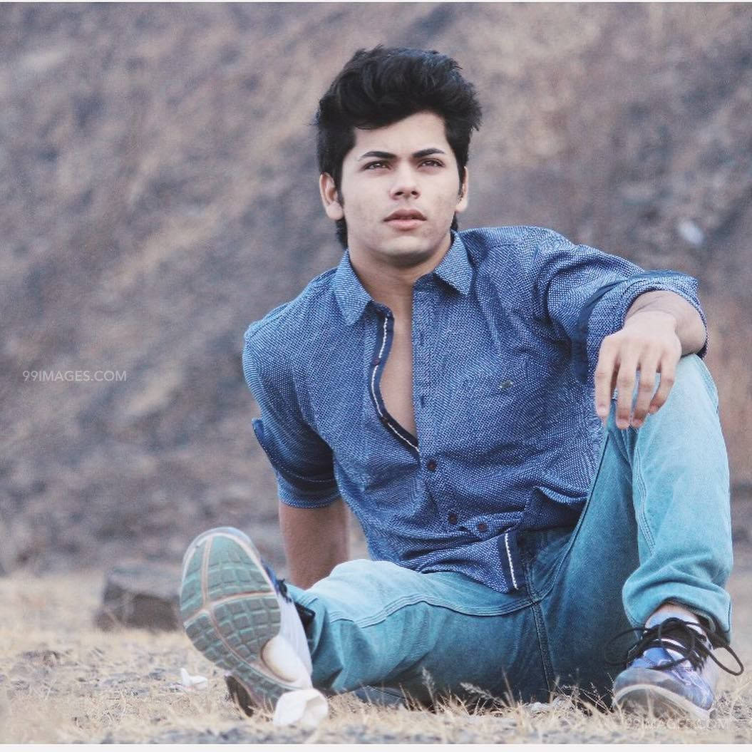 Siddharth Nigam On Ground Background