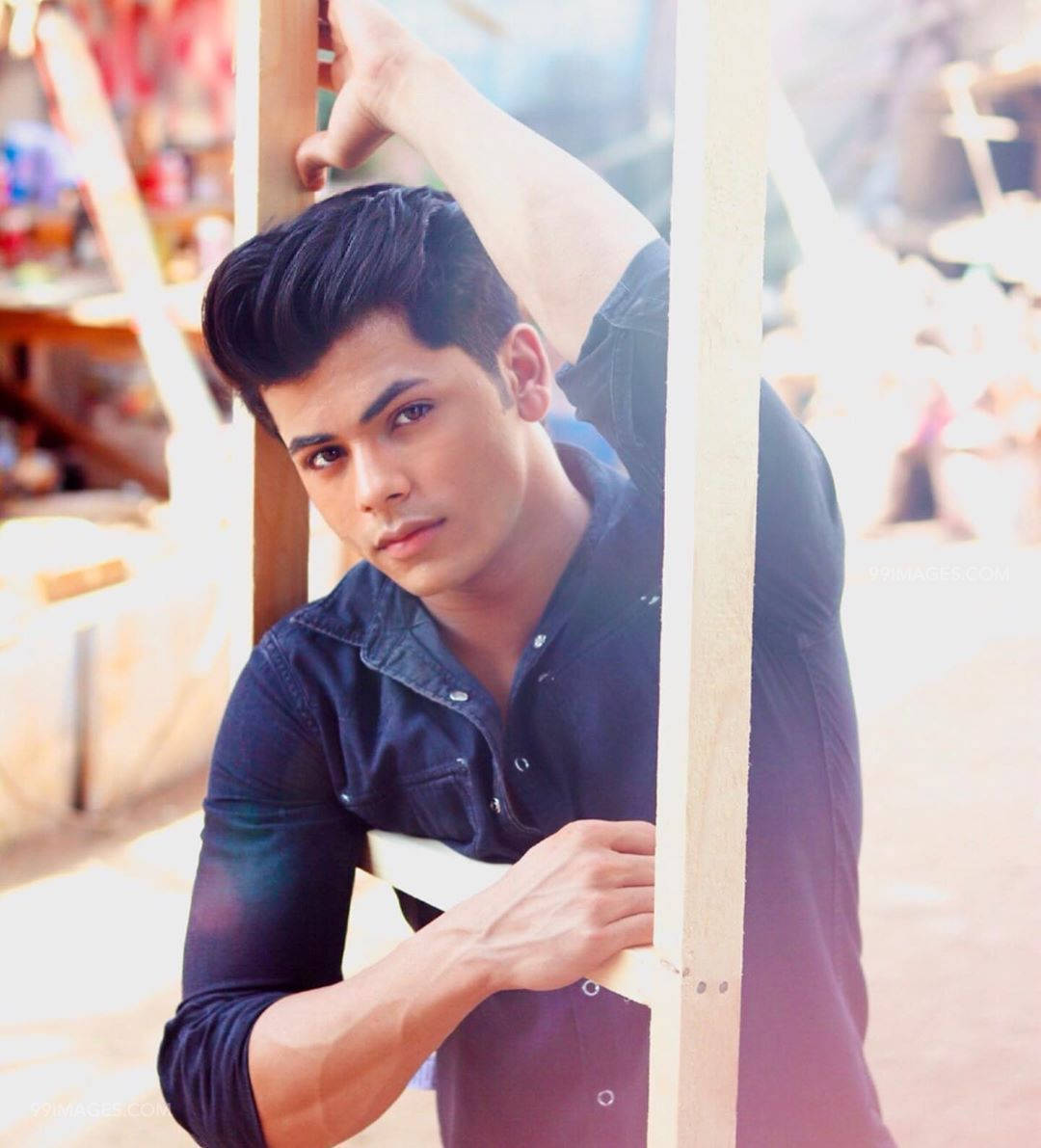 Siddharth Nigam On Ladder Background