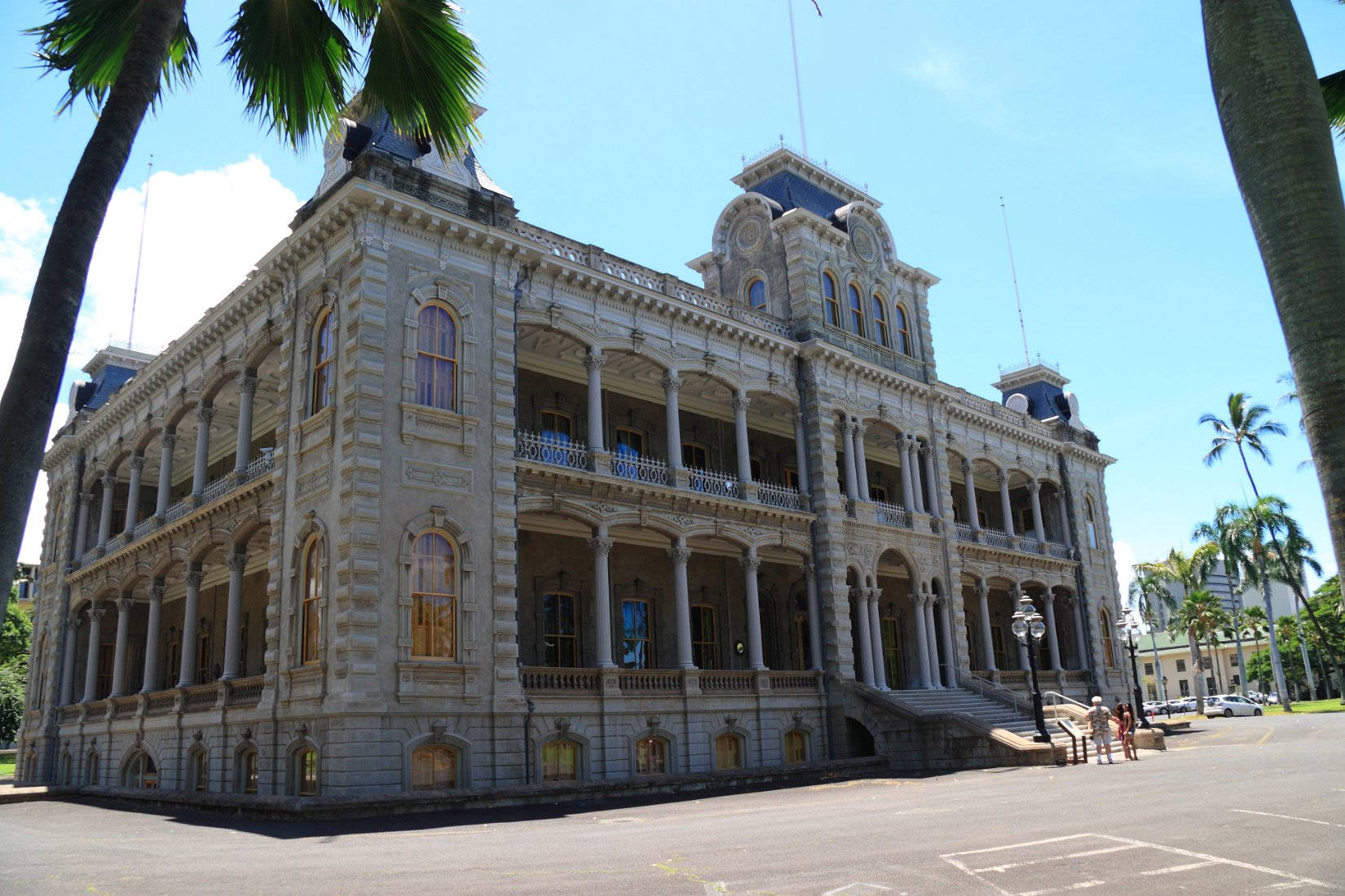 Side Of The Iolani Palace Background