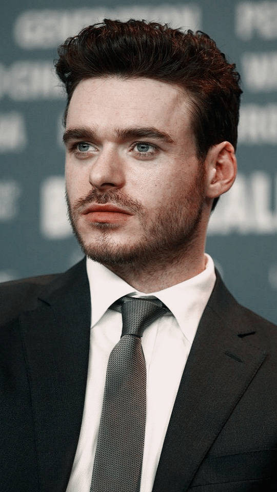 Side-parted Richard Madden Background