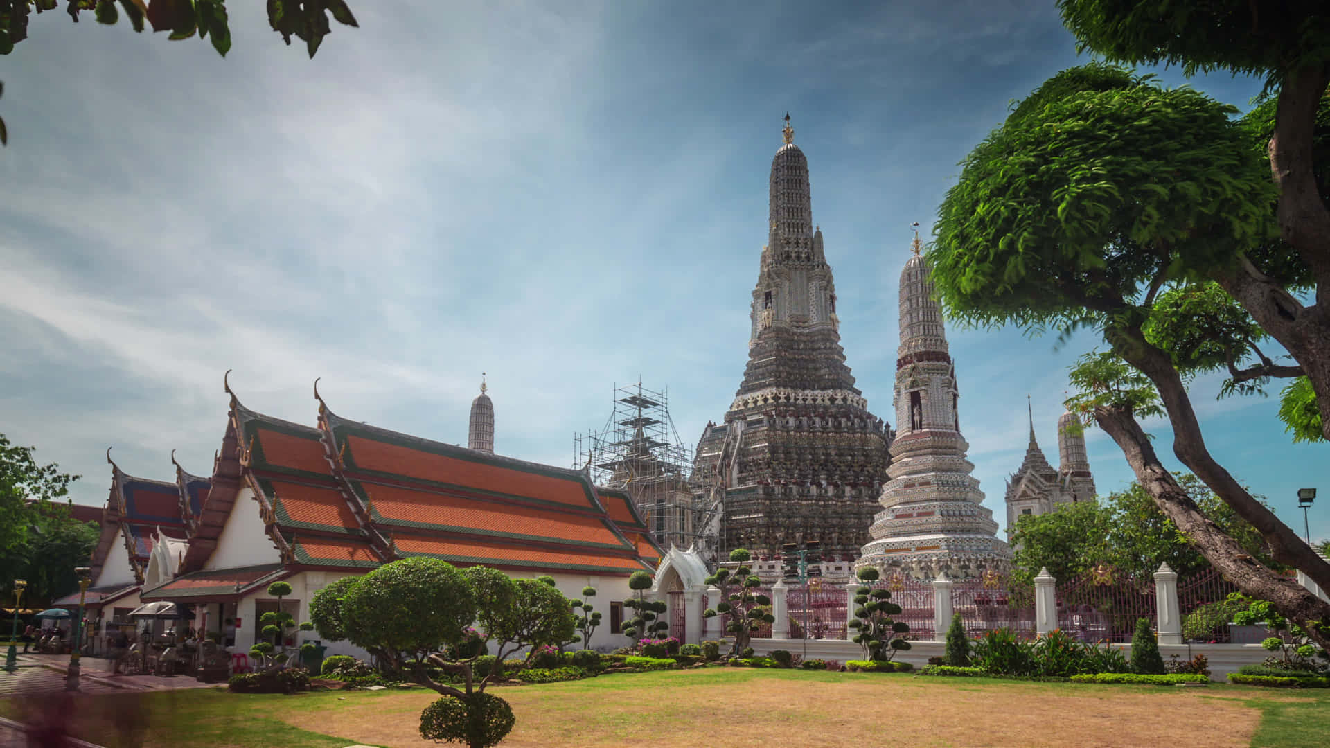 Side Picture Of Wat Arun