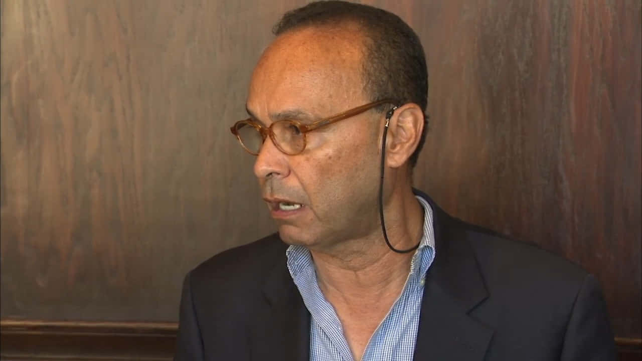 Side Profile Of Luis Gutiérrez Background