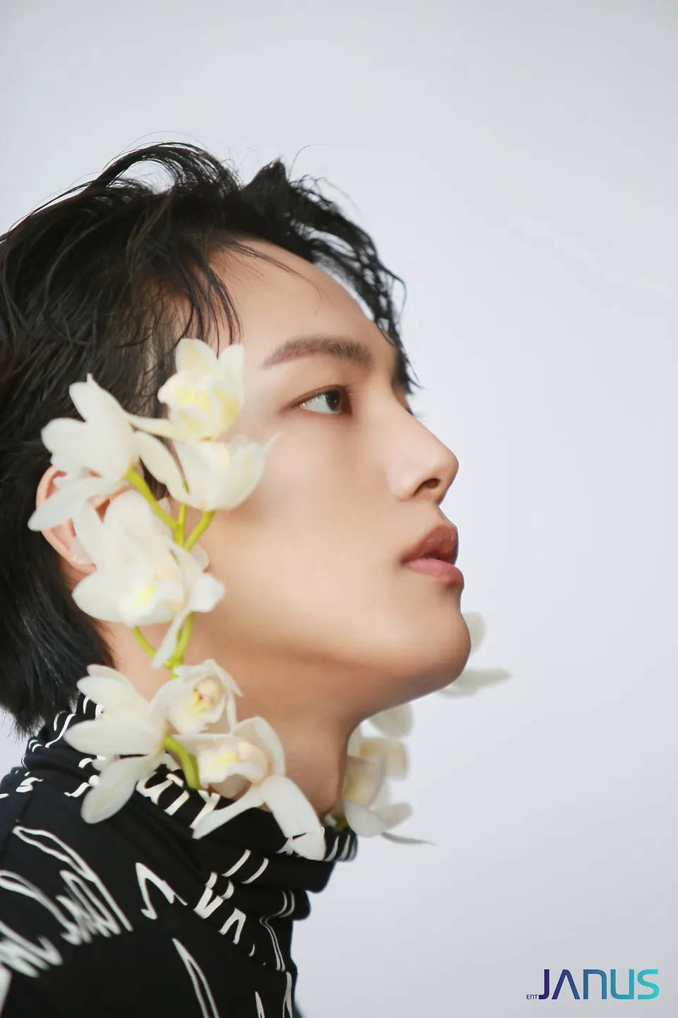Side Profile Of South Korean Actor Yeo Jin Goo Background