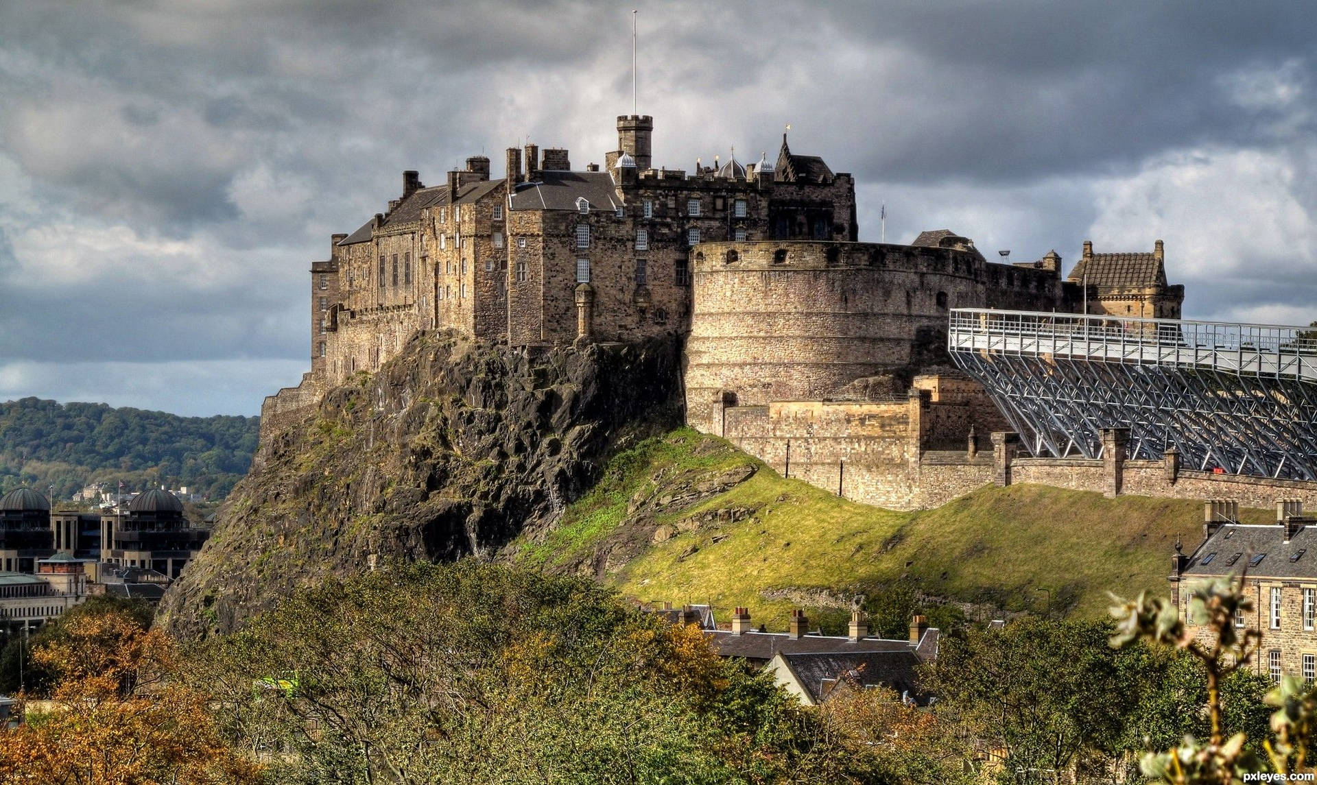 Side View Of Edinburgh Castle Background