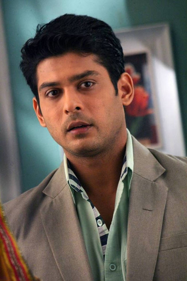 Sidharth Shukla In A Gray Suit