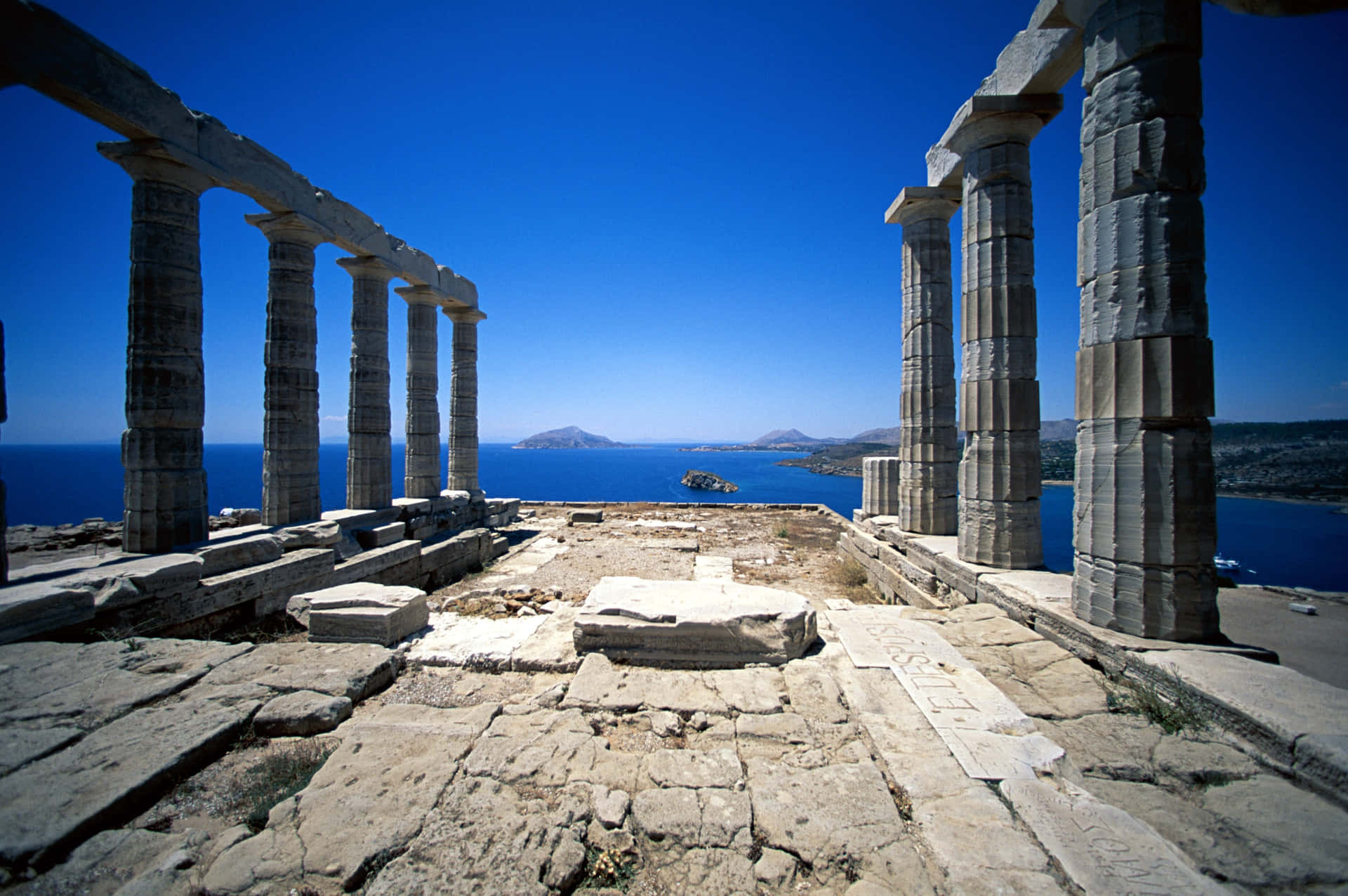 Sightseeing At Temple Of Poseidon Background