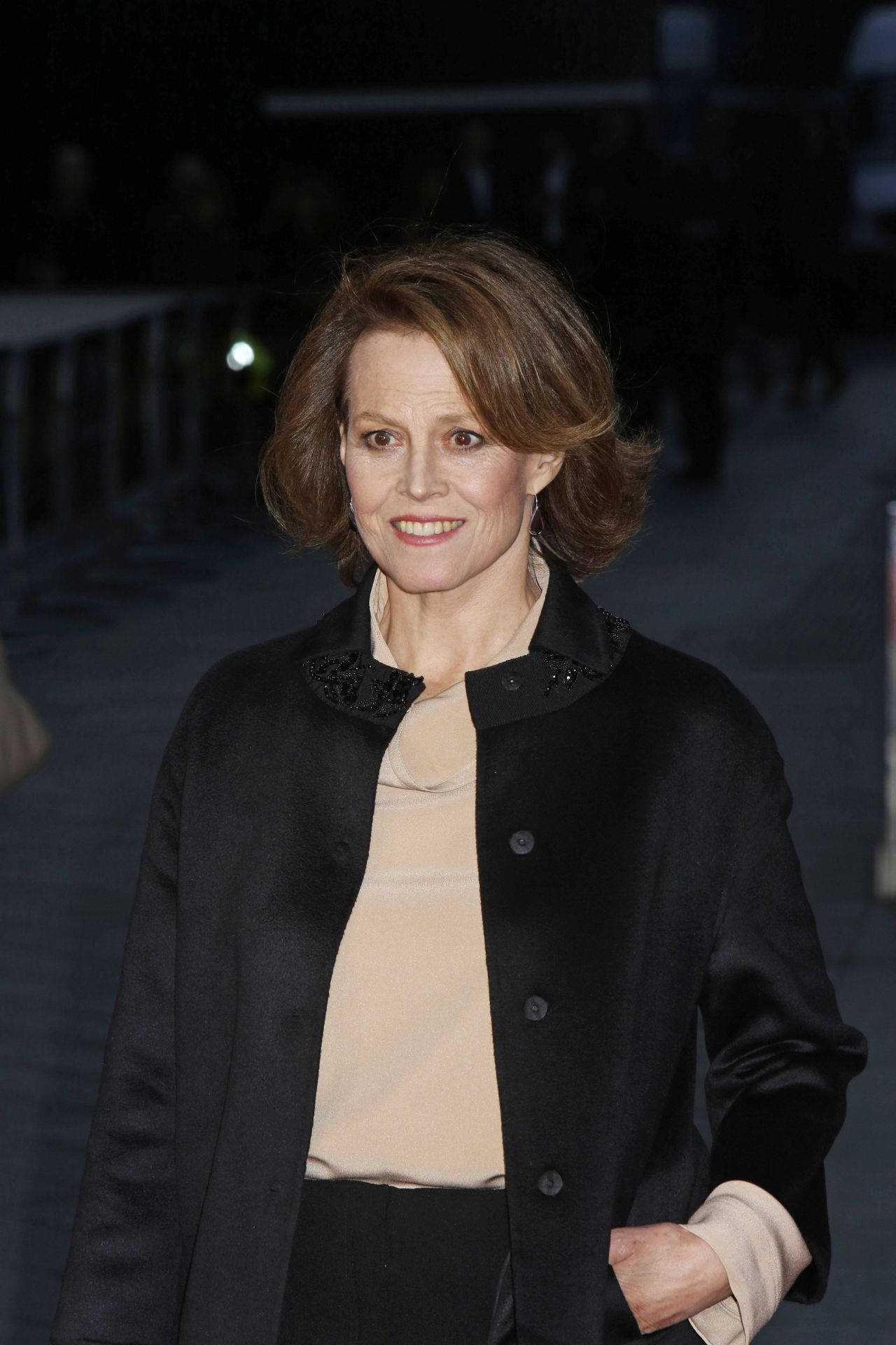 Sigourney Weaver Classy Look Background