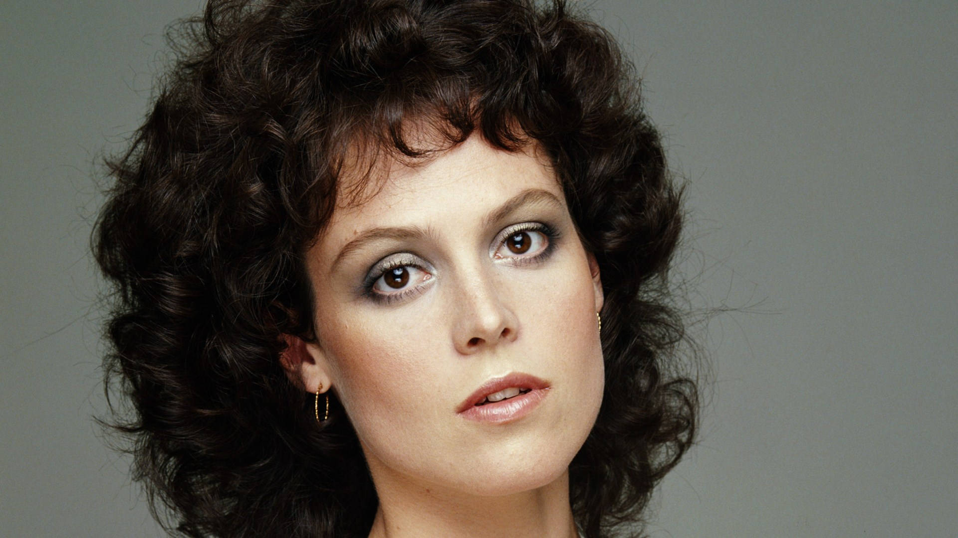 Sigourney Weaver Old Fashioned Hair Background